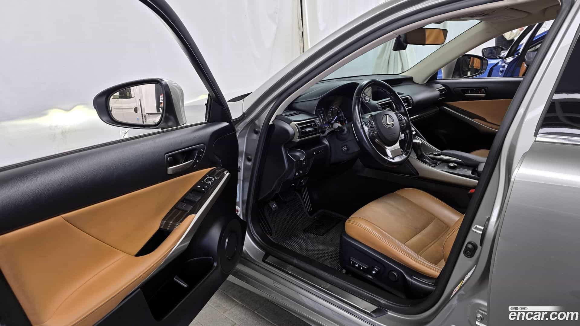 IS Lexus 2017.6-INNER-010