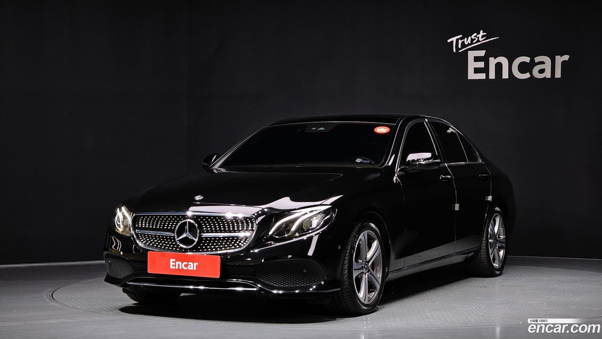 Main__Slider__Photo:E-Class Mercedes-Benz 2019.8-0