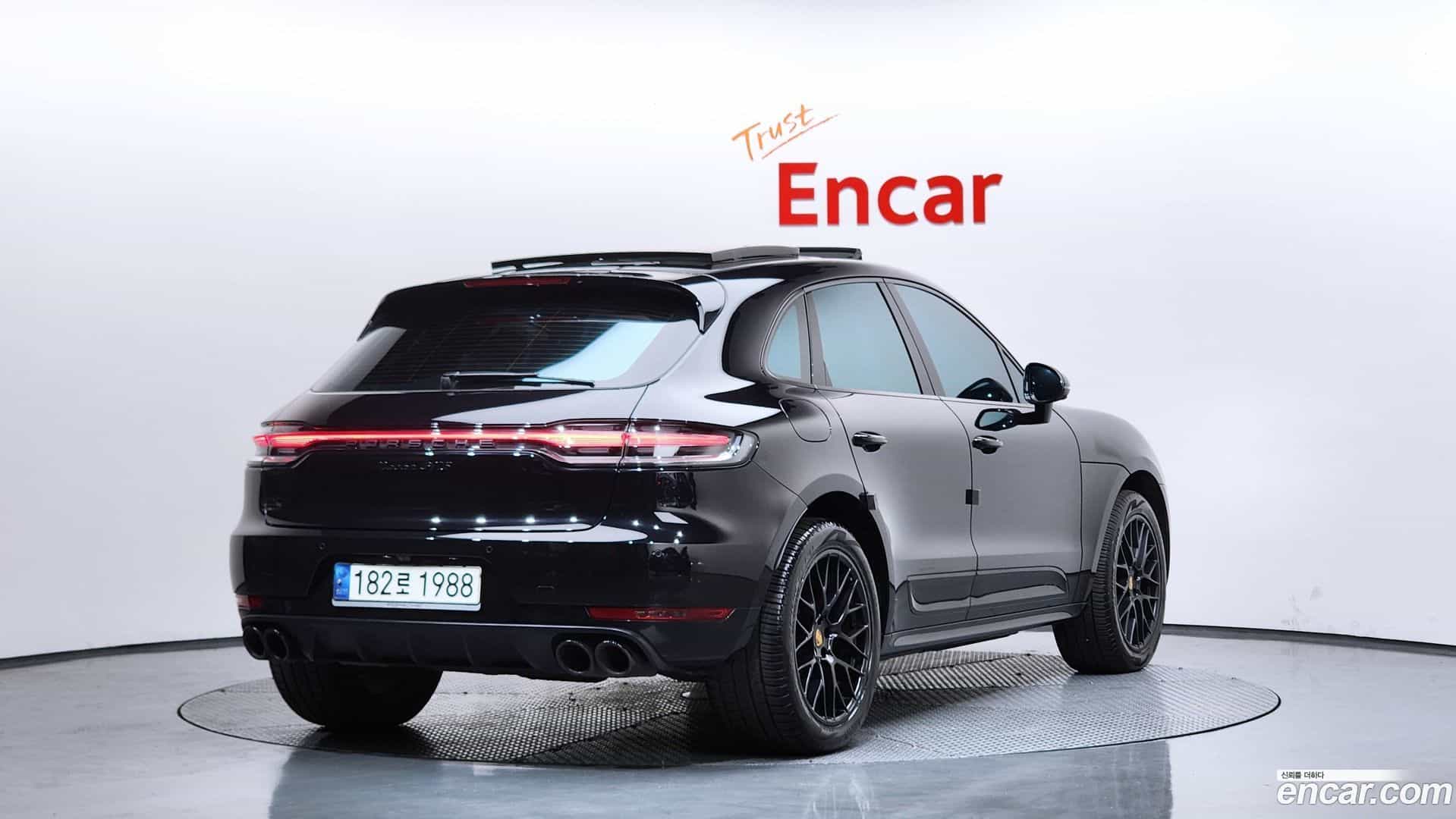 Macan Porsche 2021.1-OUTER-002