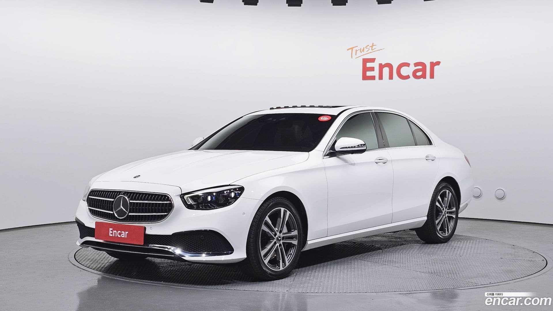 Main__Slider__Photo:E-Class Mercedes-Benz 2022.3-0
