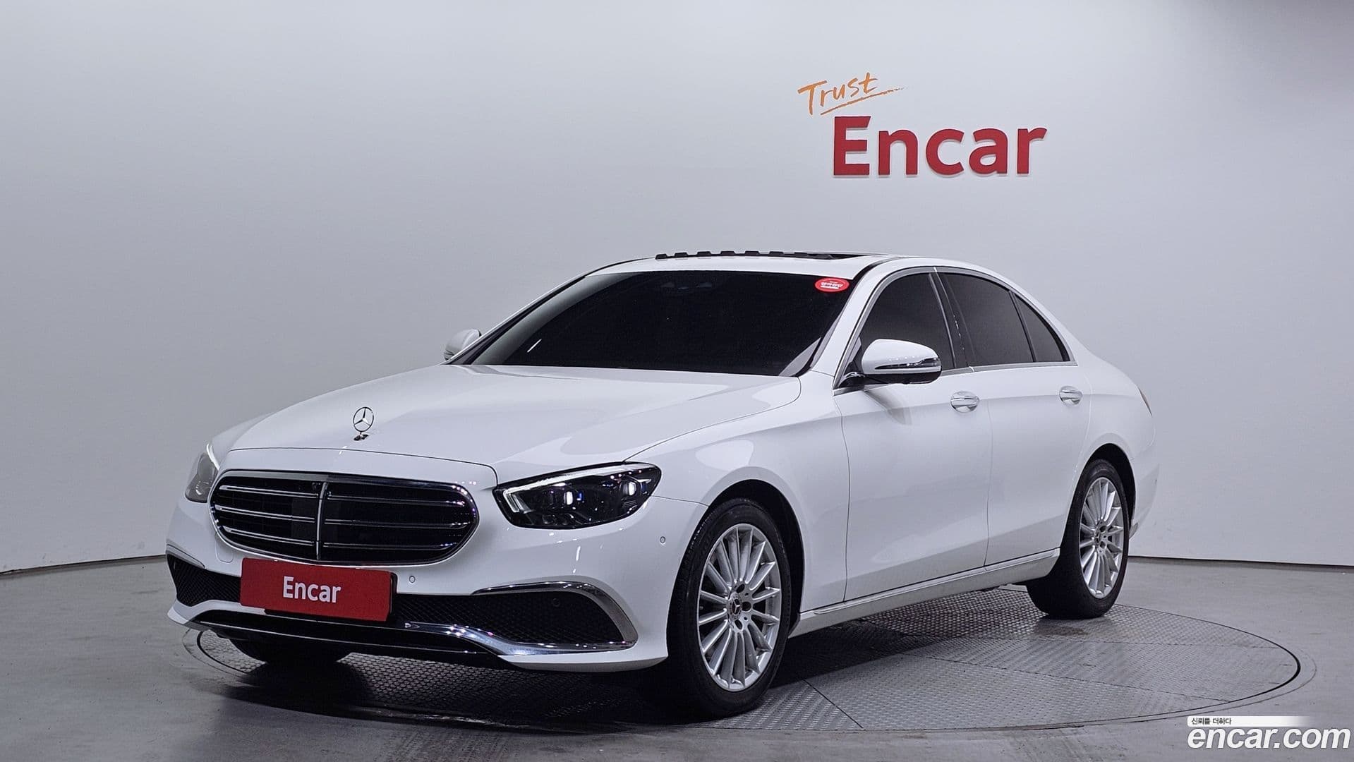 Main__Slider__Photo:E-Class Mercedes-Benz 2022.2-0