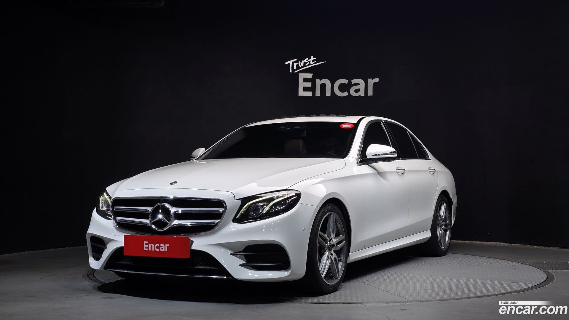 Main__Slider__Photo:E-Class Mercedes-Benz 2018.5-0