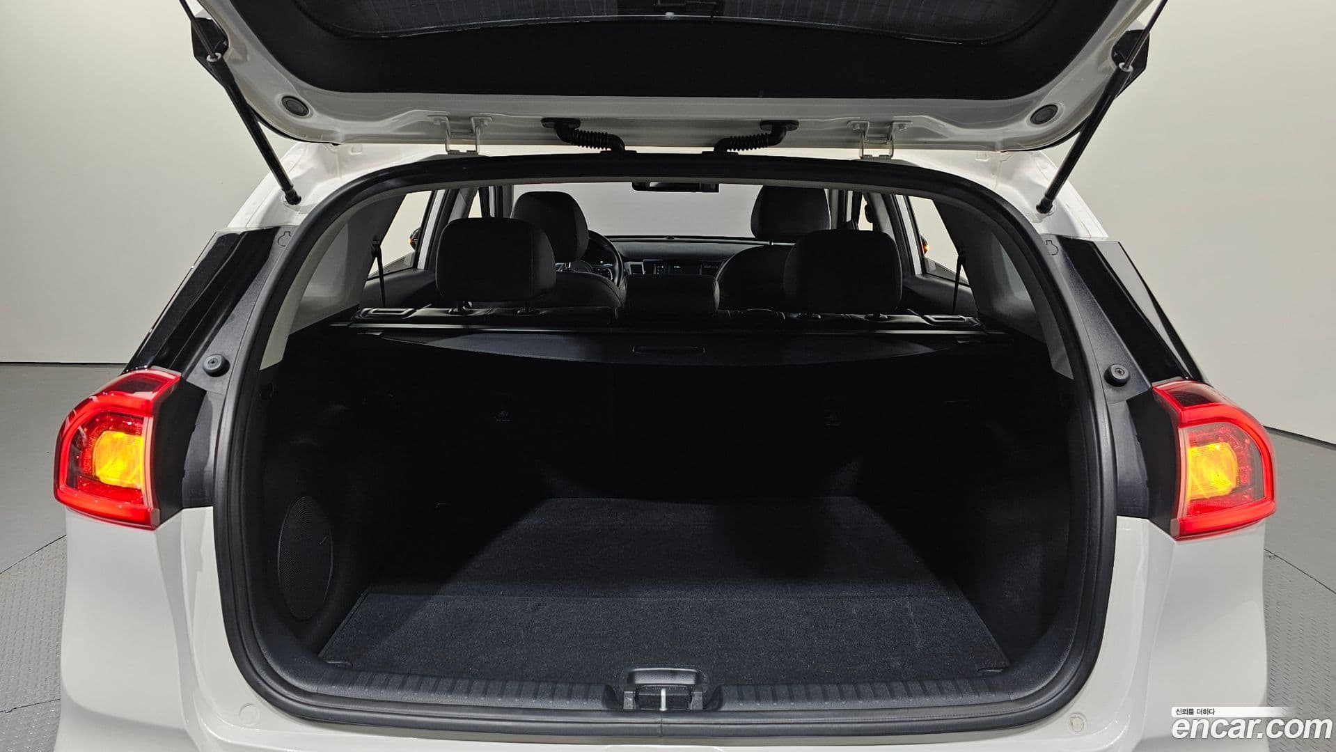 Main__Slider__Photo:Niro Kia 2019.4-19