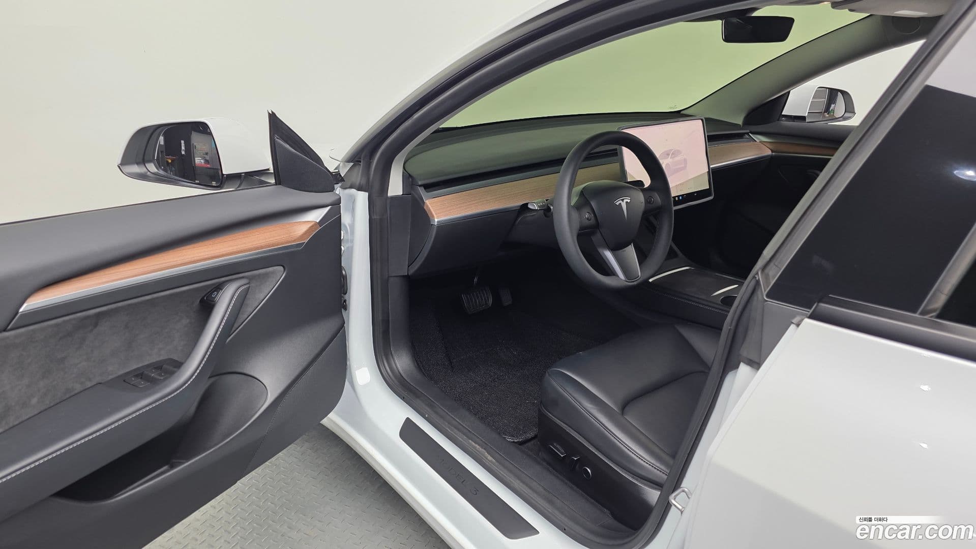 Main__Slider__Photo:Model 3 Tesla 2022.8-9