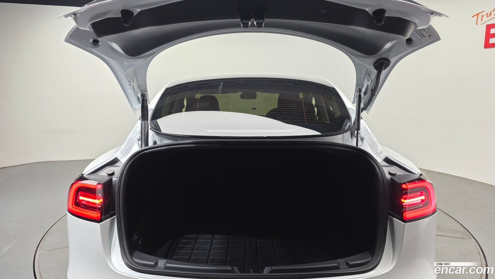 Main__Slider__Photo:Model 3 Tesla 2022.8-19