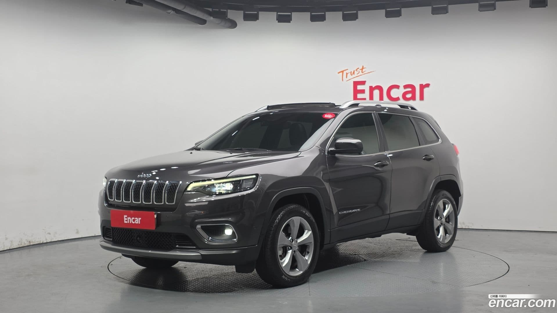 Main__Slider__Photo:Cherokee Jeep 2021.9-0