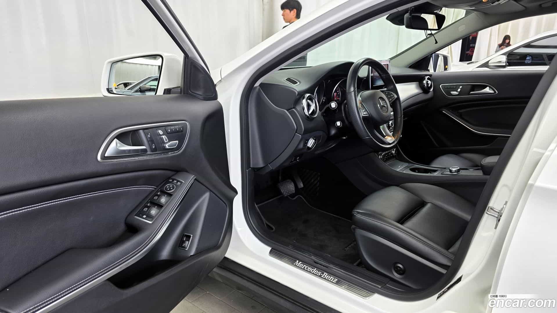 GLA-Class Mercedes-Benz 2019.3-INNER-010