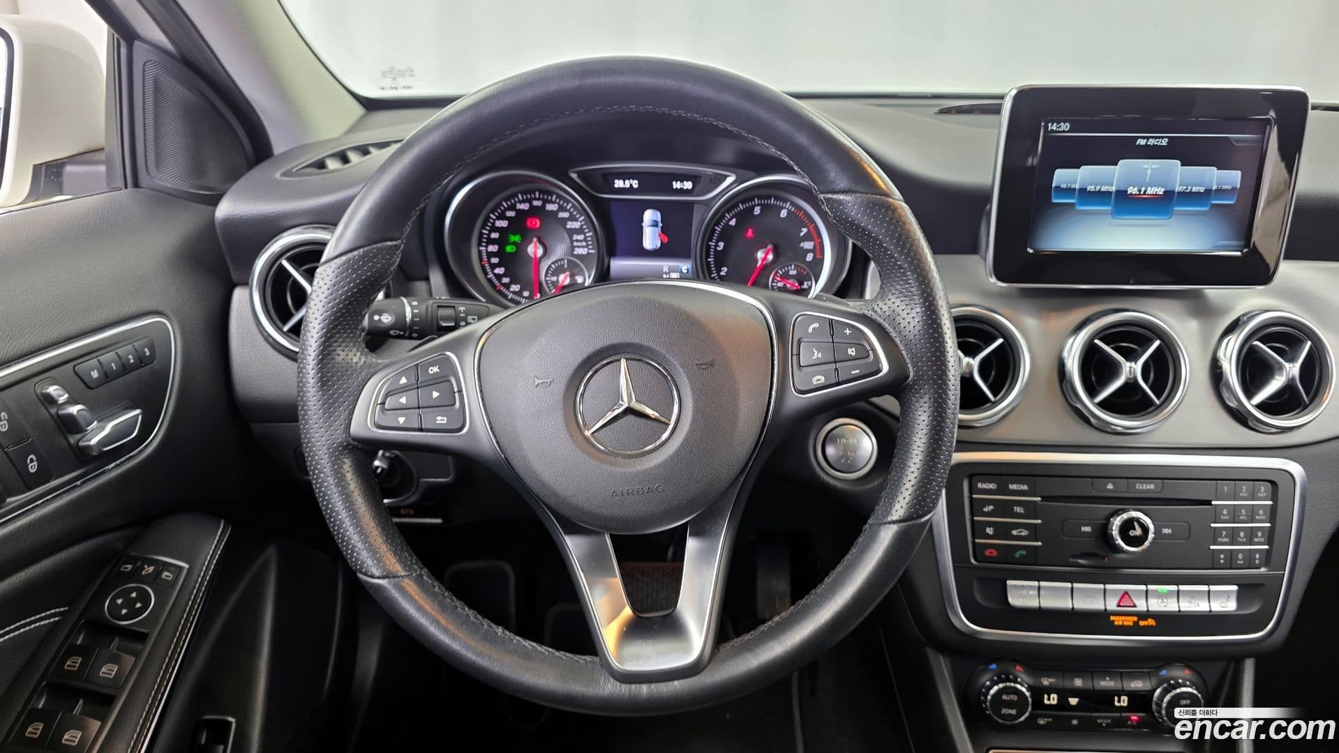 Main__Slider__Photo:GLA-Class Mercedes-Benz 2019.3-12