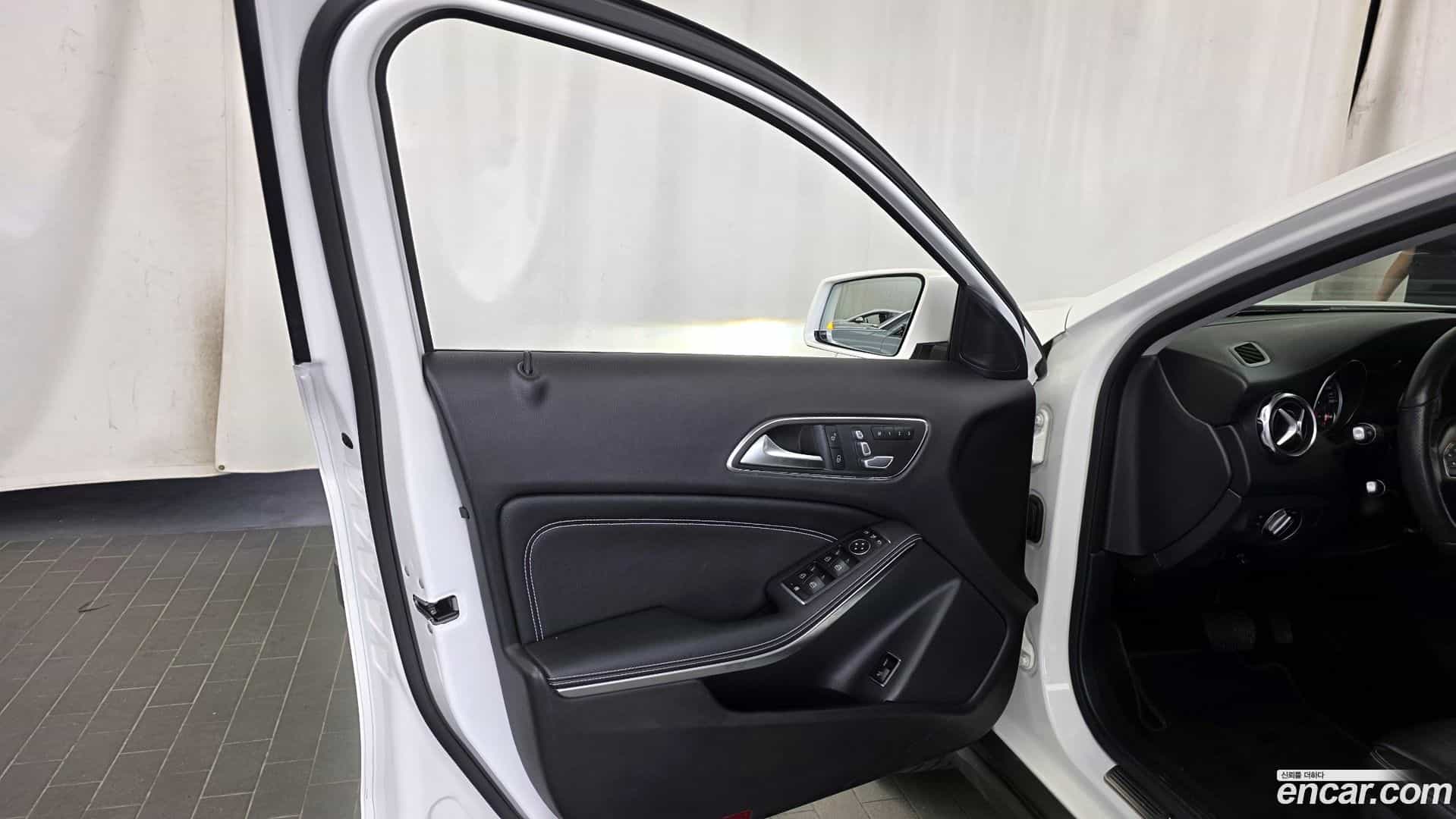 GLA-Class Mercedes-Benz 2019.3-INNER-034