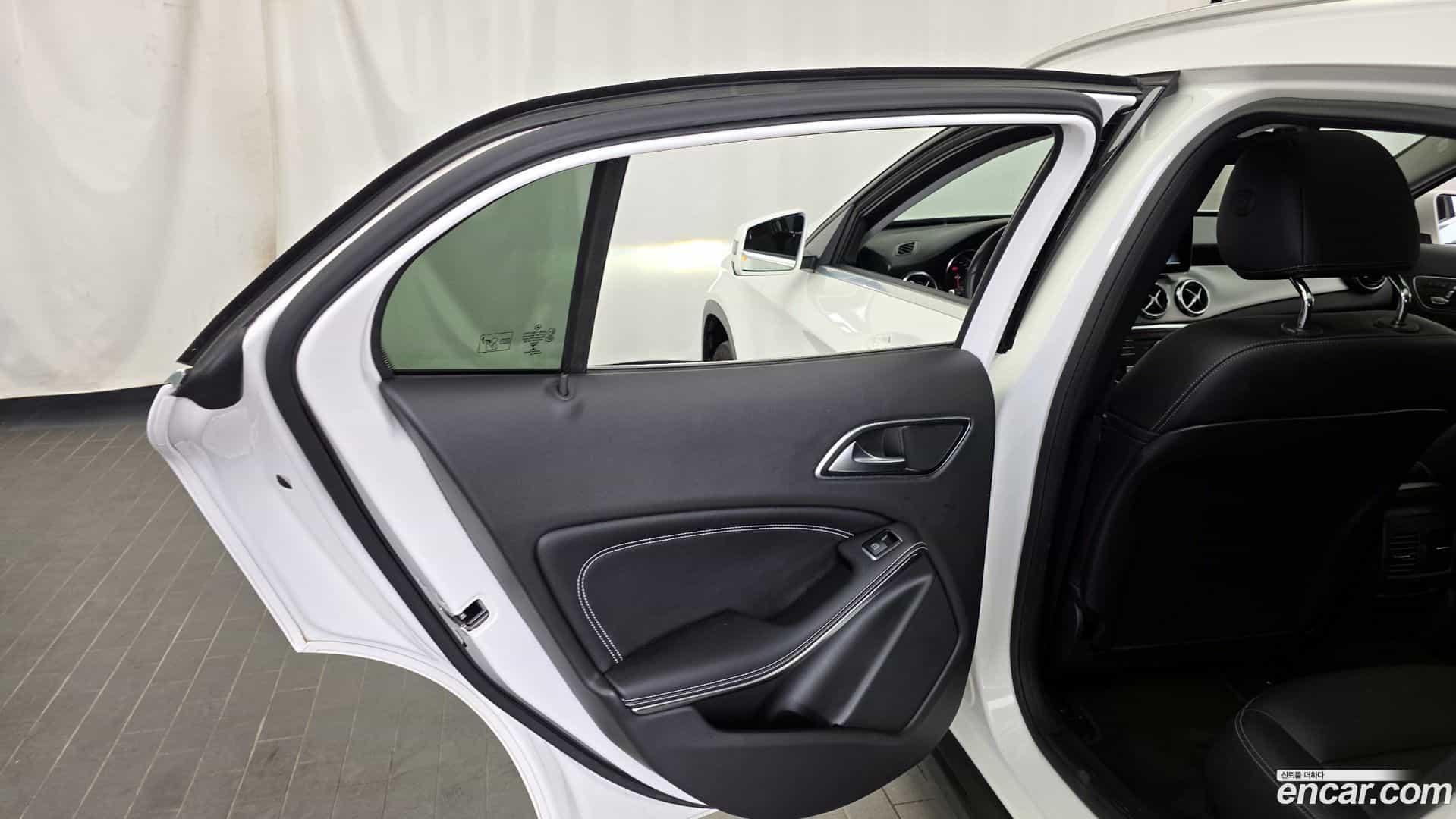GLA-Class Mercedes-Benz 2019.3-INNER-035