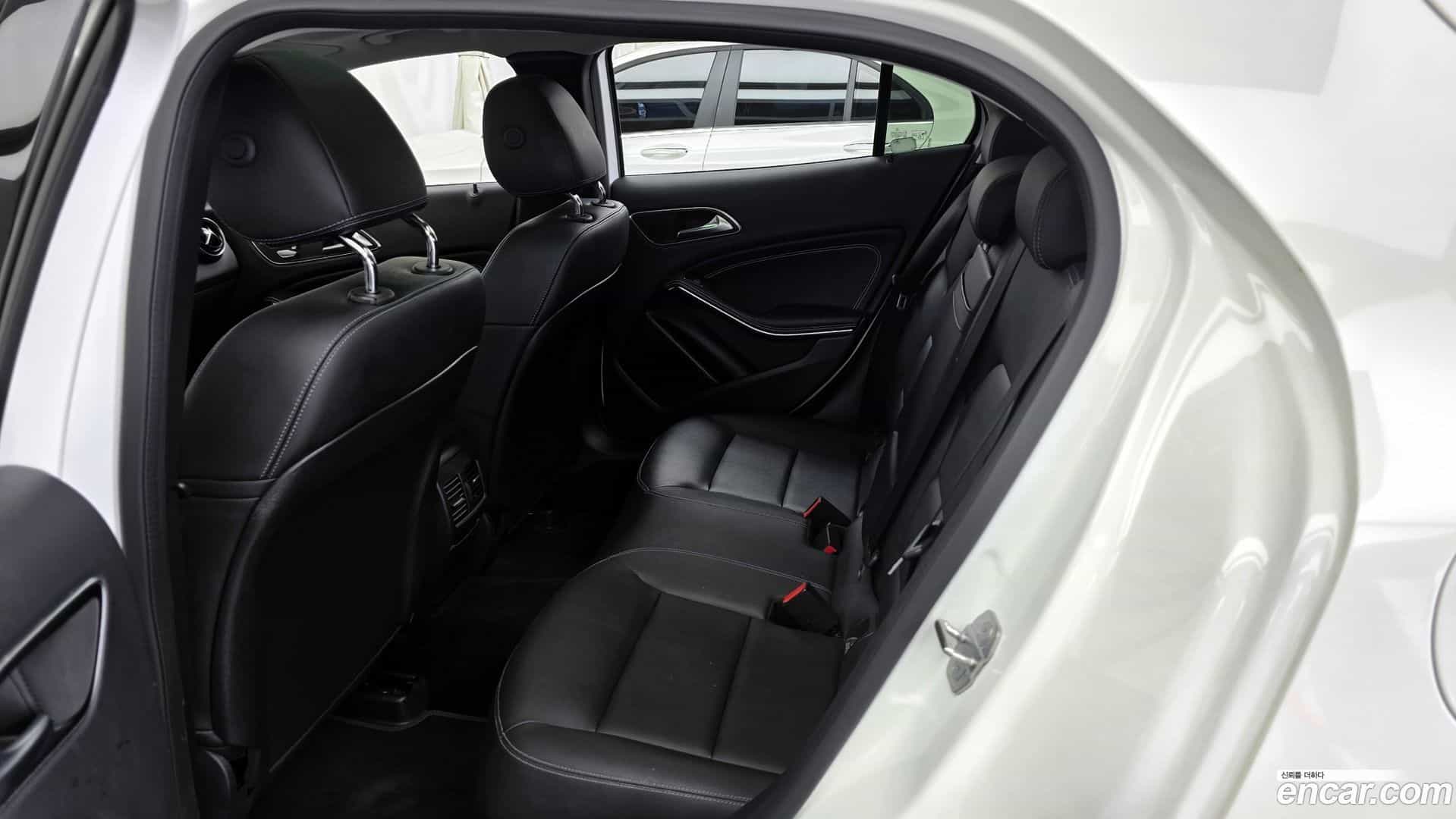 GLA-Class Mercedes-Benz 2019.3-INNER-036