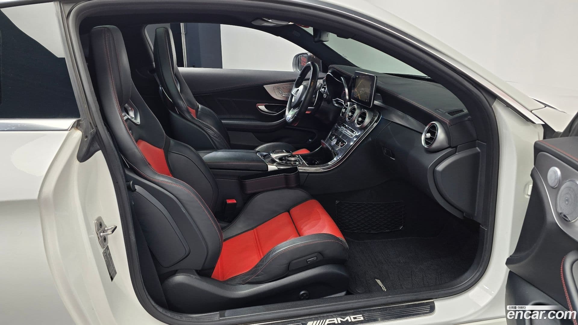 Main__Slider__Photo:C-Class Mercedes-Benz 2018.5-25