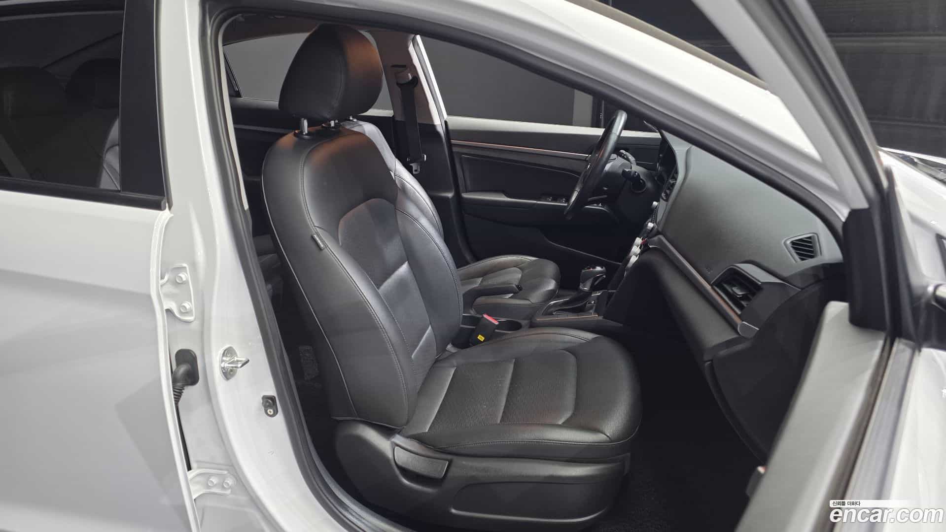 AVANTE Hyundai 2019.0-OPTION-016