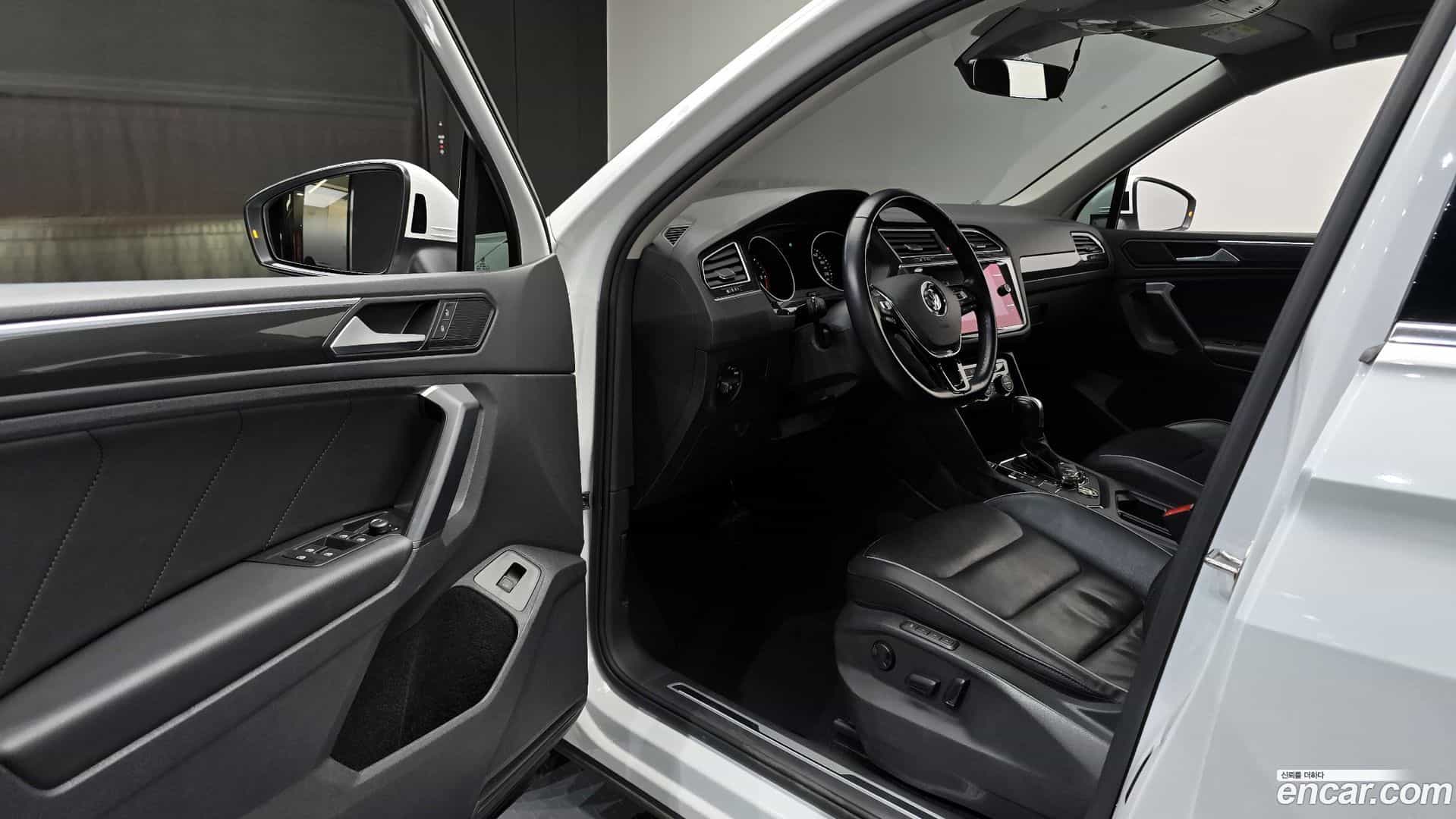 Tiguan Volkswagen 2020.10-INNER-010