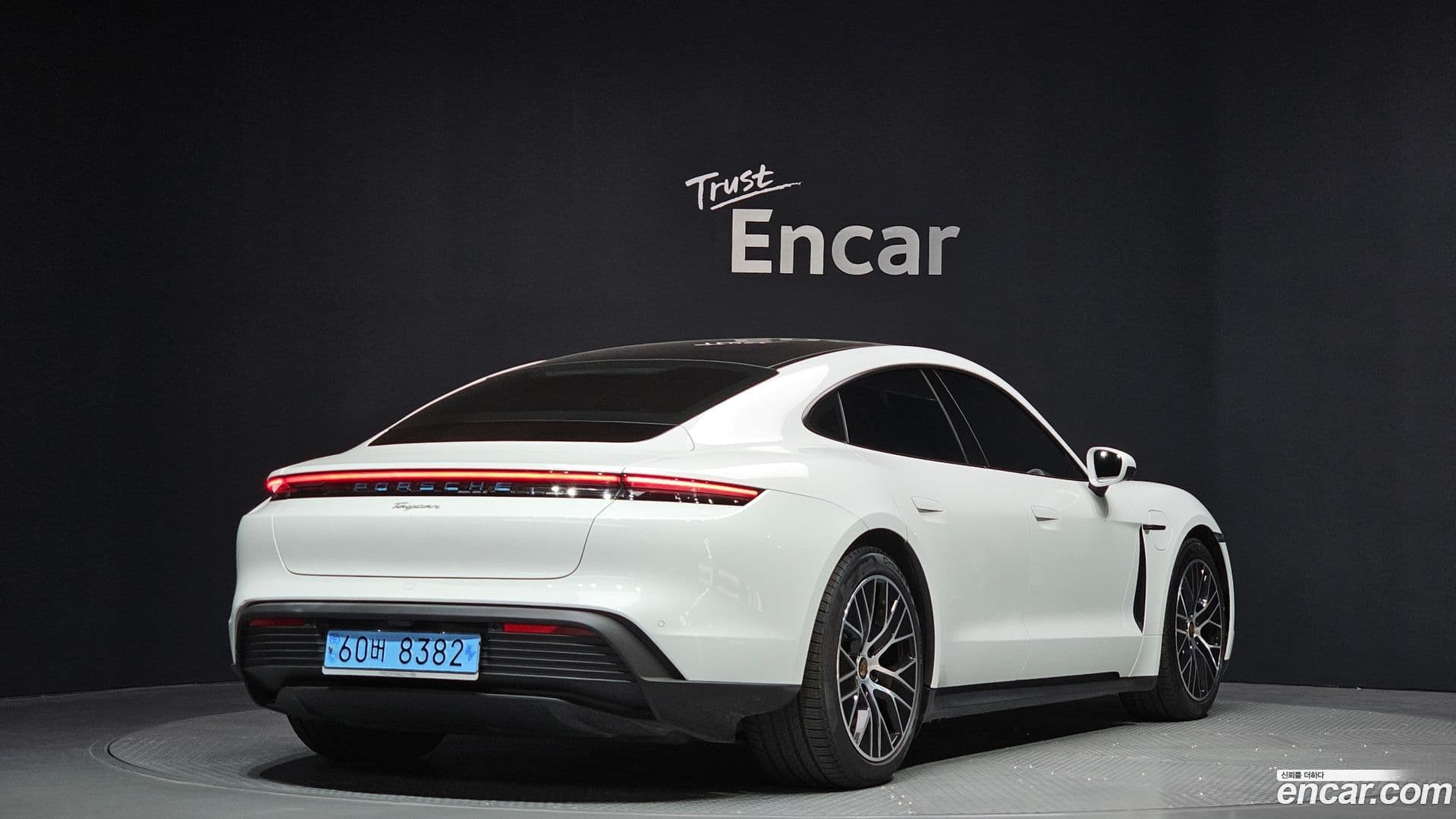 Main__Slider__Photo:Taycan Porsche 2022.3-1