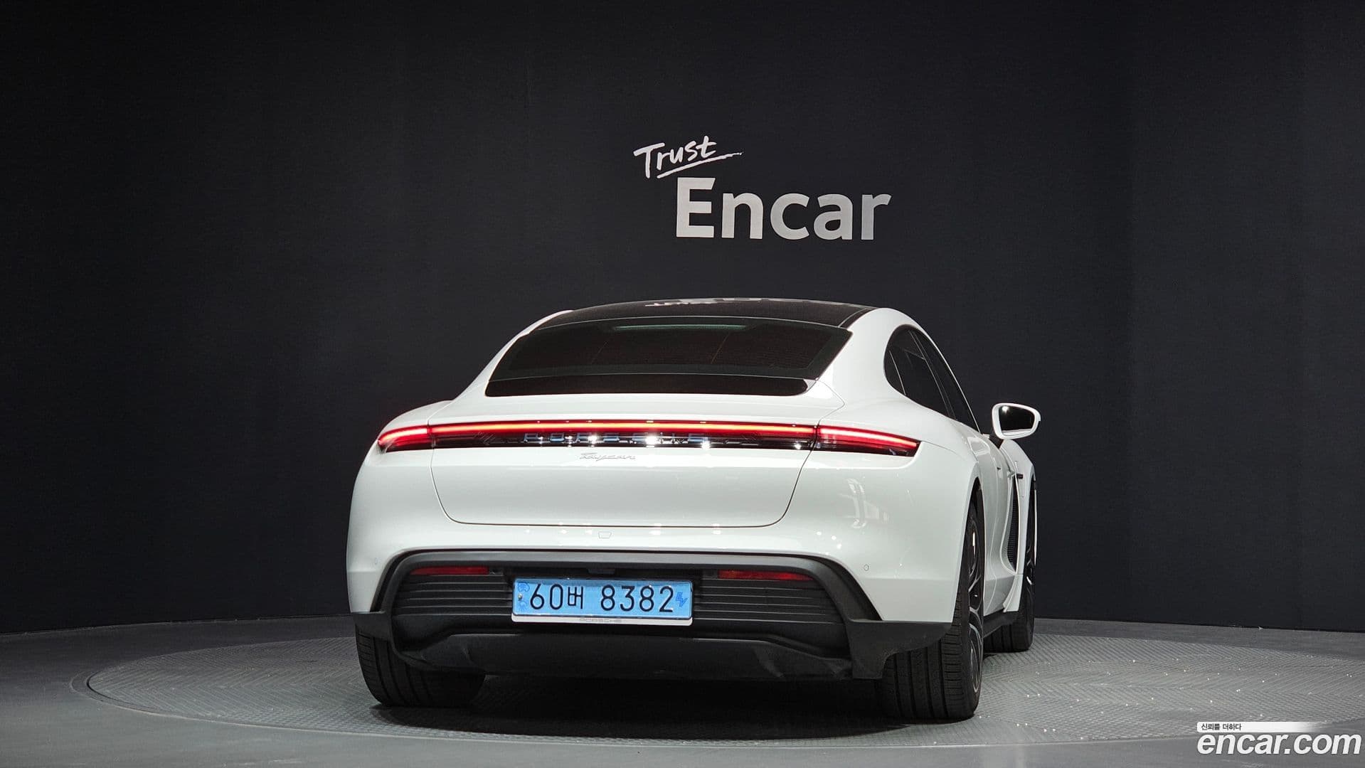 Main__Slider__Photo:Taycan Porsche 2022.3-3