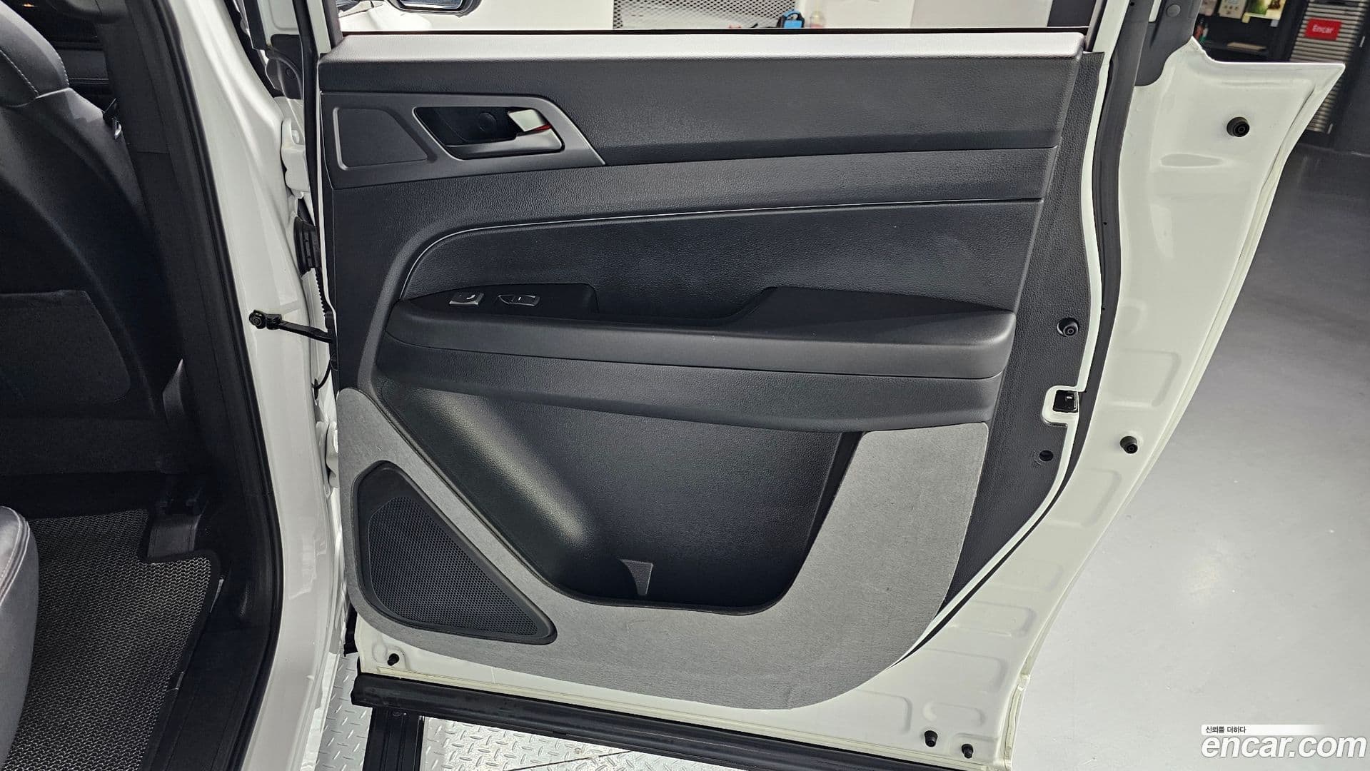 Main__Slider__Photo:Rexton KG Mobility 2023.3-24