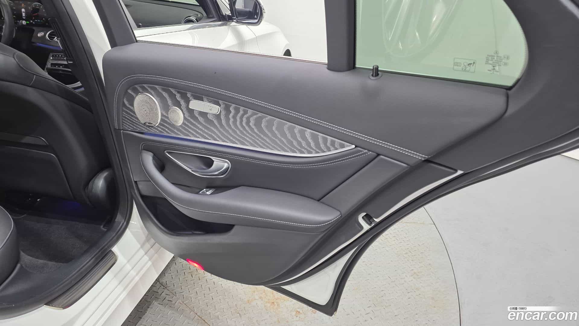 E-Class Mercedes-Benz 2022.4-INNER-035