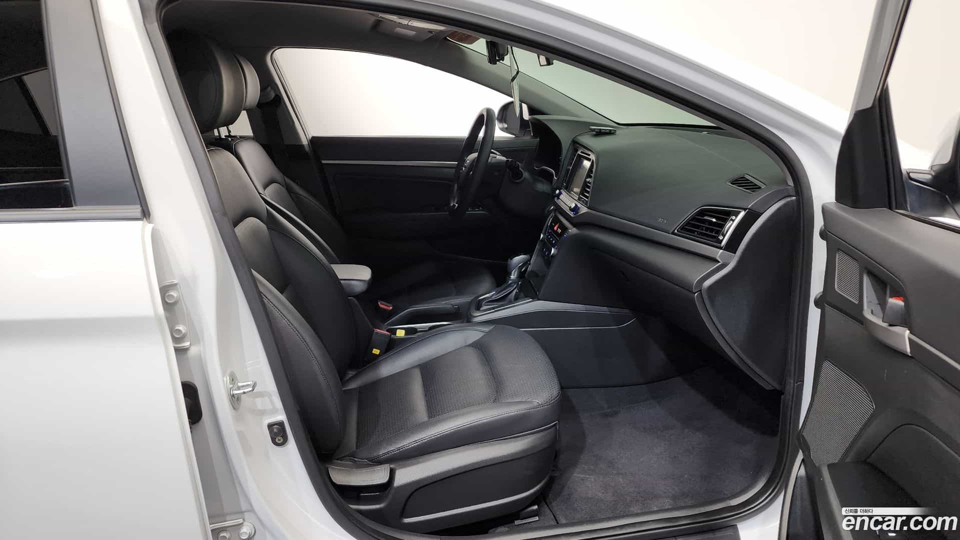 AVANTE Hyundai 2016.11-OPTION-015