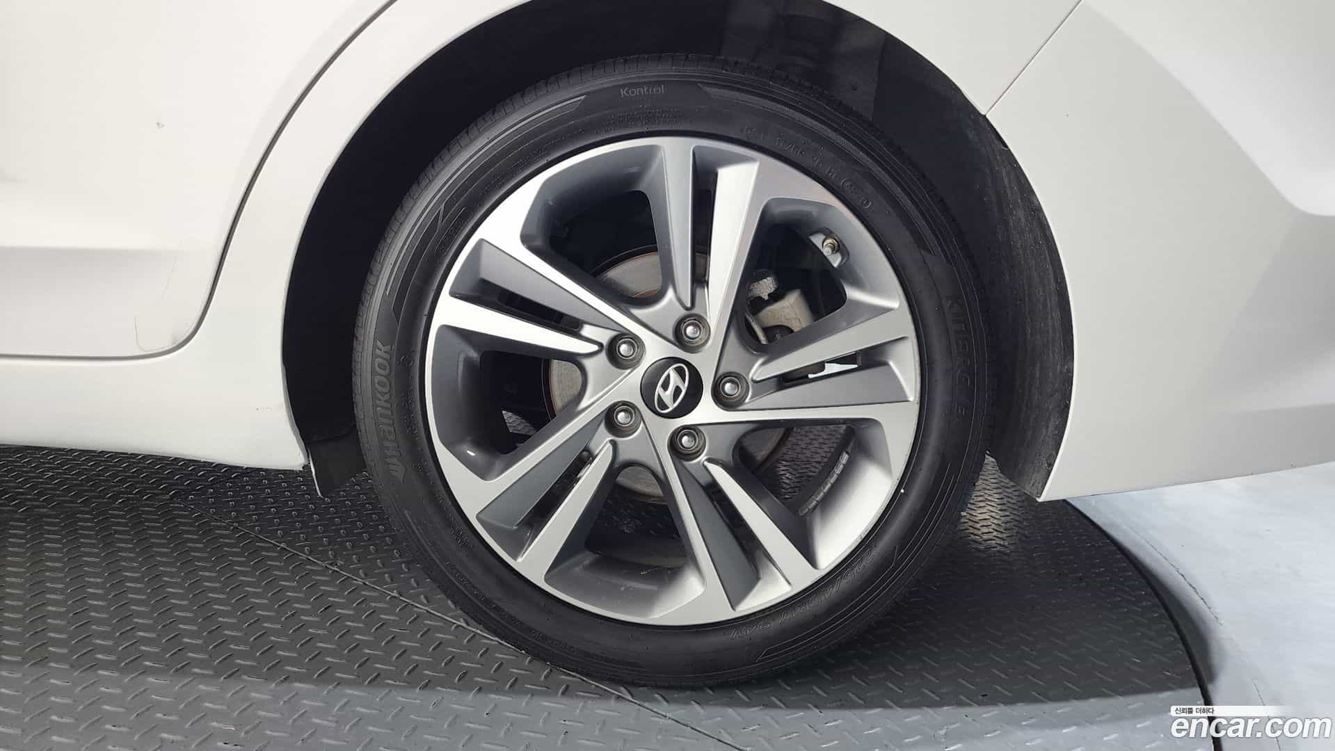 AVANTE Hyundai 2016.11-OUTER-031