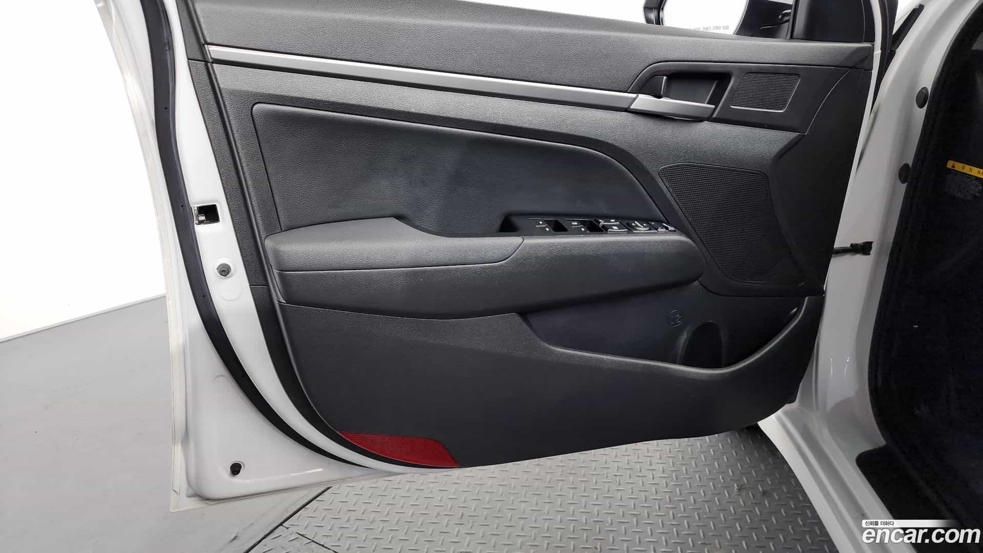 AVANTE Hyundai 2016.11-INNER-034