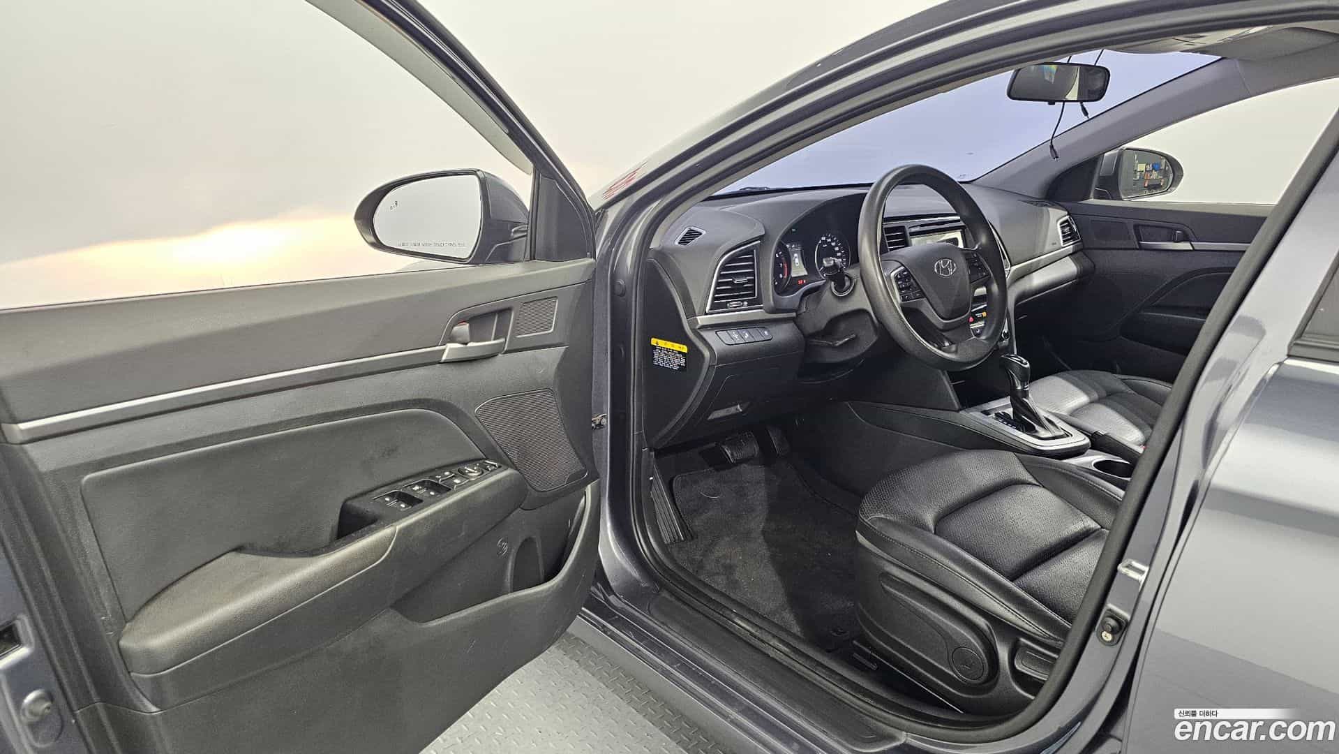 AVANTE Hyundai 2018.3-INNER-010