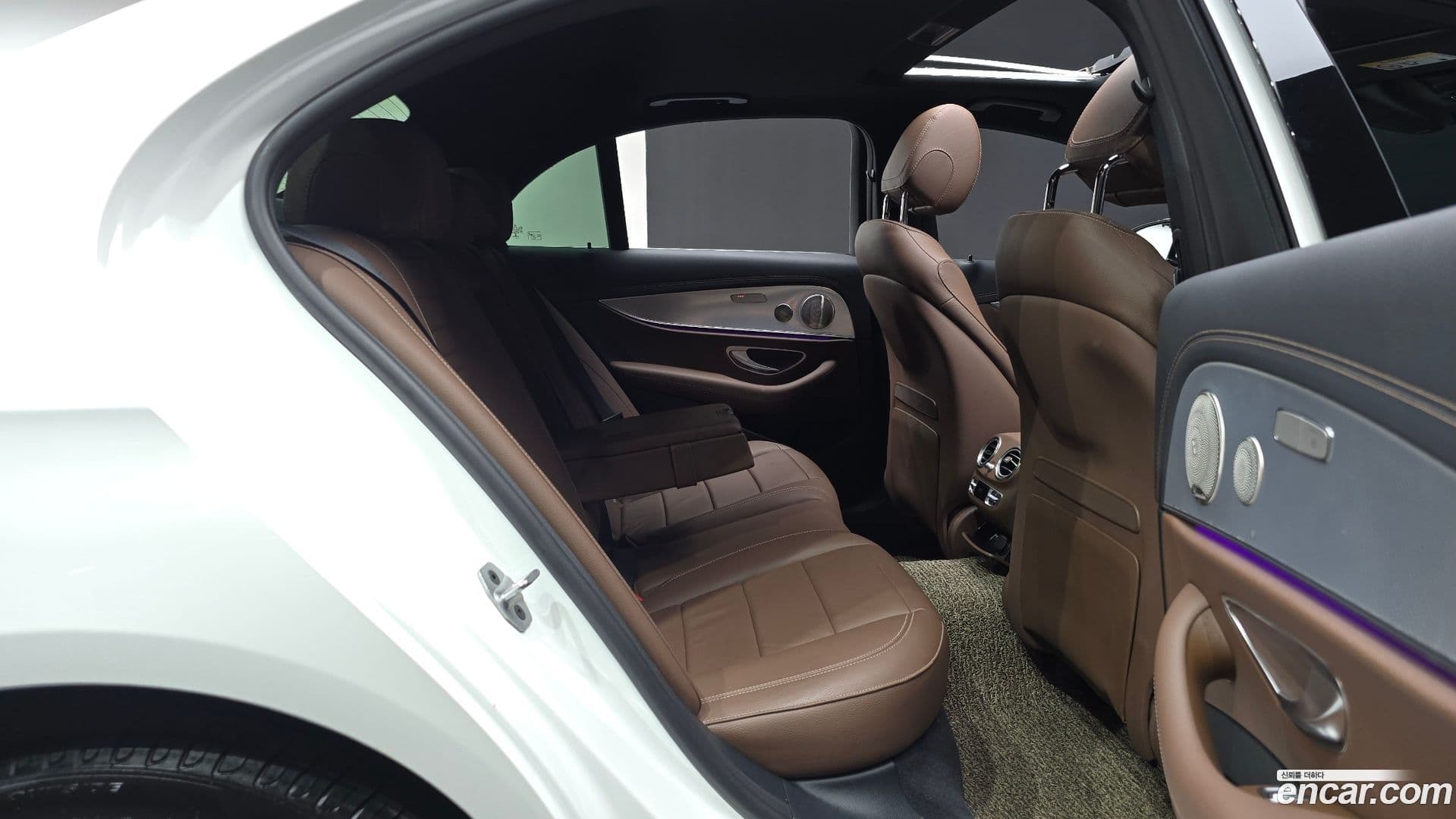 Main__Slider__Photo:E-Class Mercedes-Benz 2021.7-10