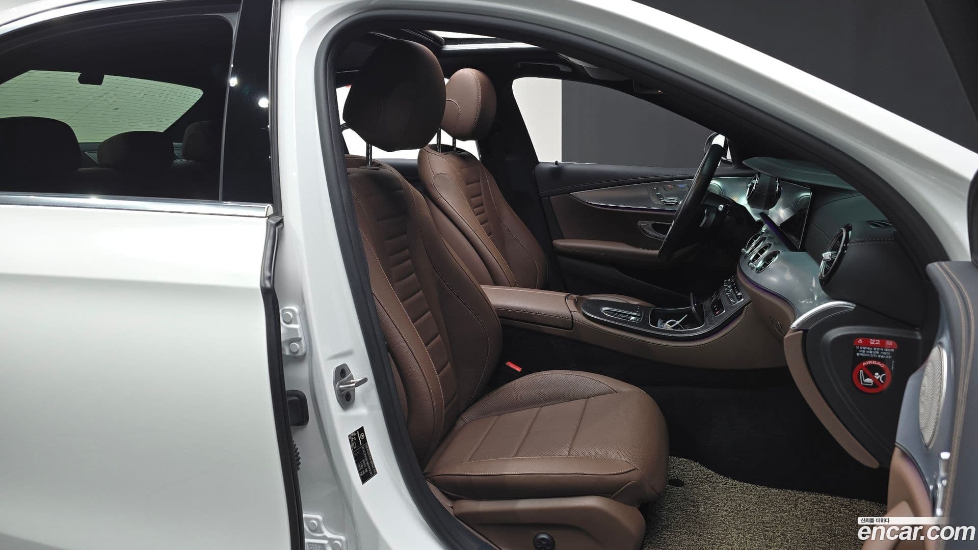 Main__Slider__Photo:E-Class Mercedes-Benz 2021.7-11