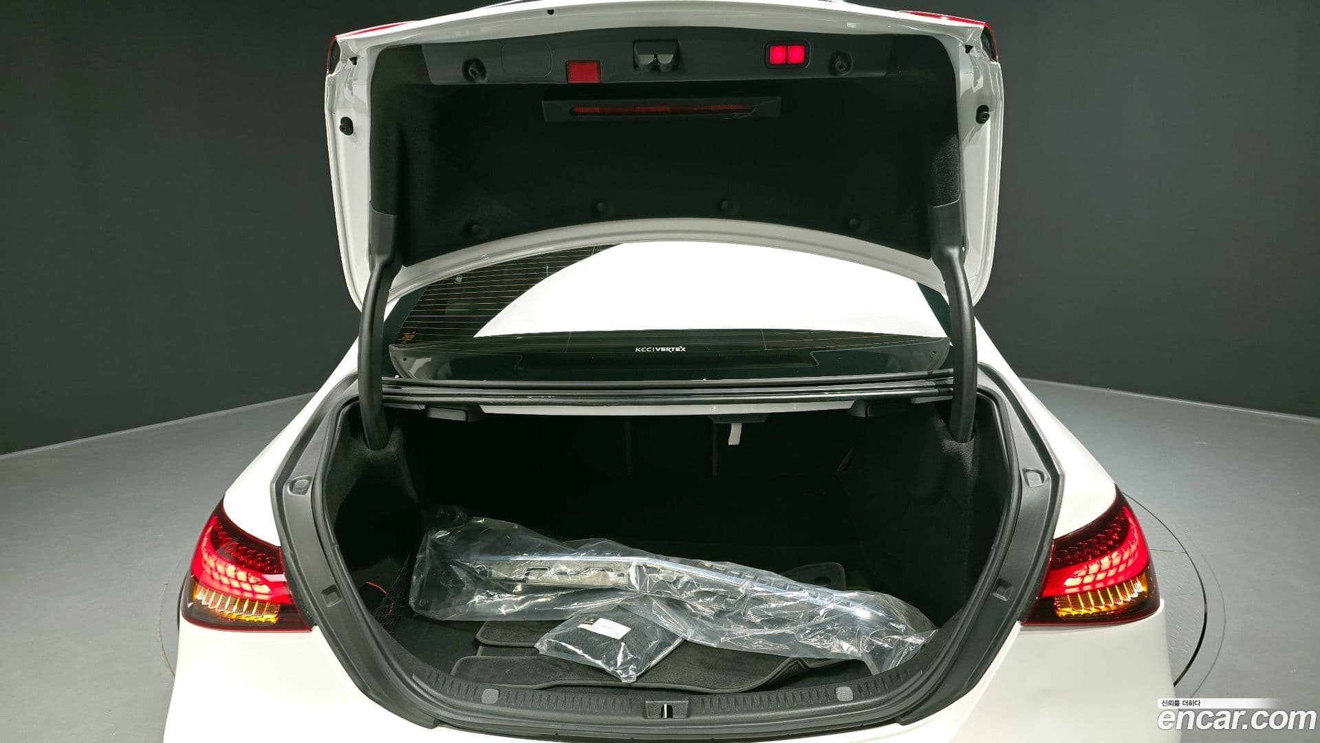 Main__Slider__Photo:E-Class Mercedes-Benz 2021.7-19
