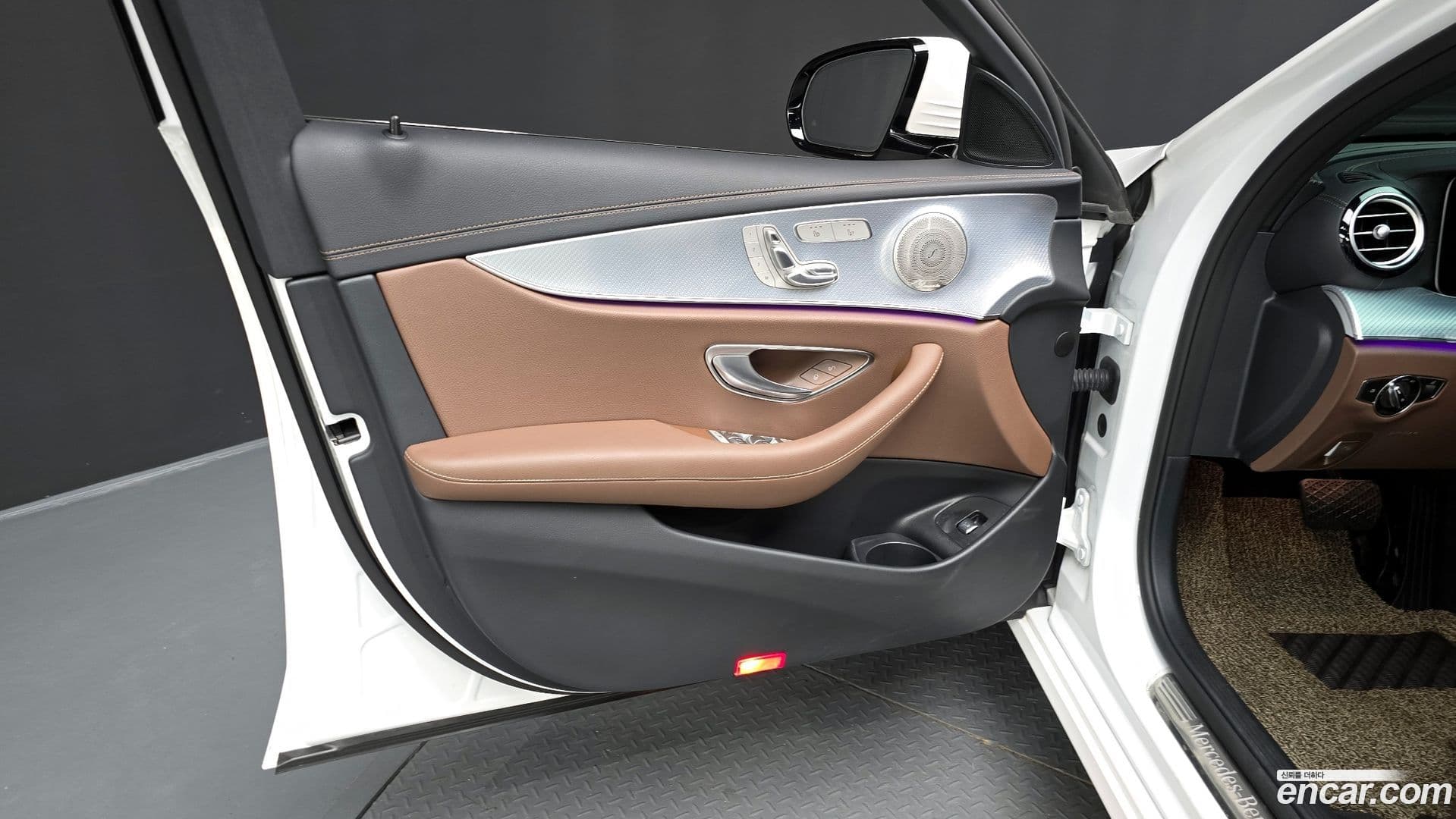 Main__Slider__Photo:E-Class Mercedes-Benz 2021.7-30