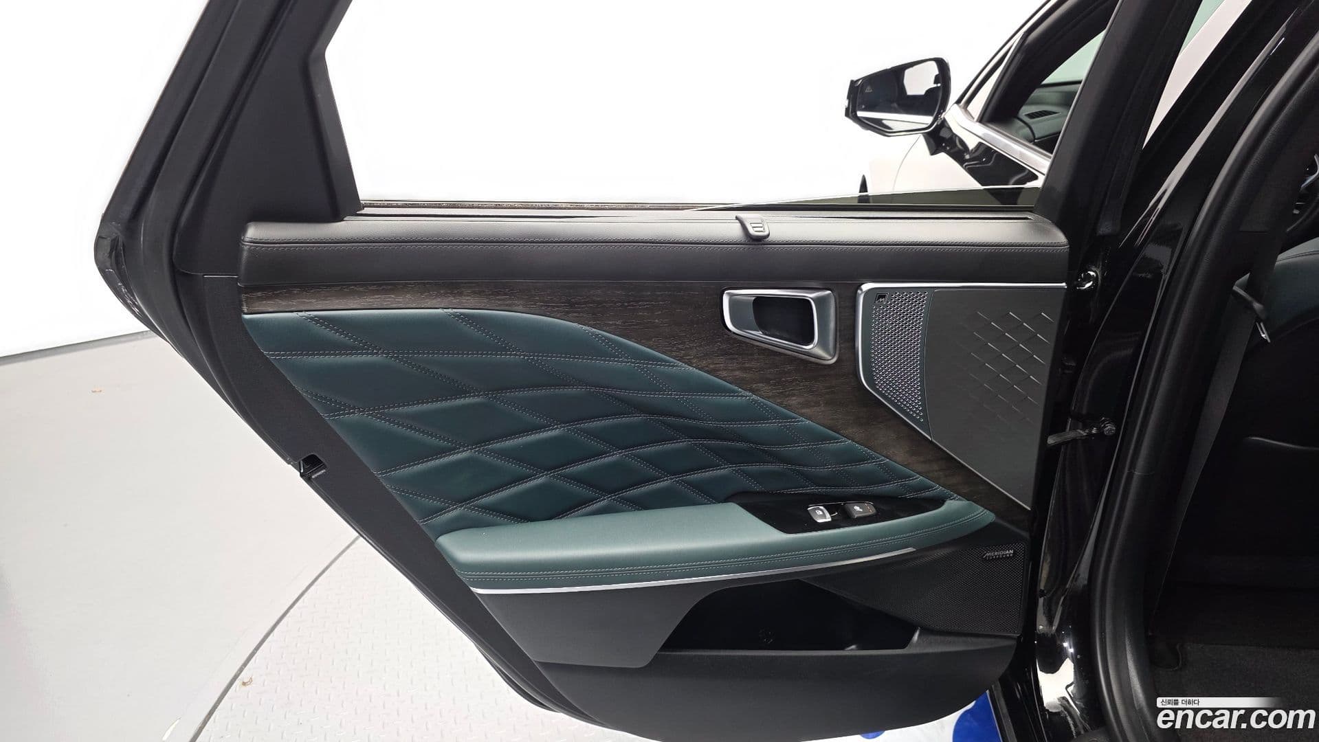 Main__Slider__Photo:K8 Kia 2024.0-24