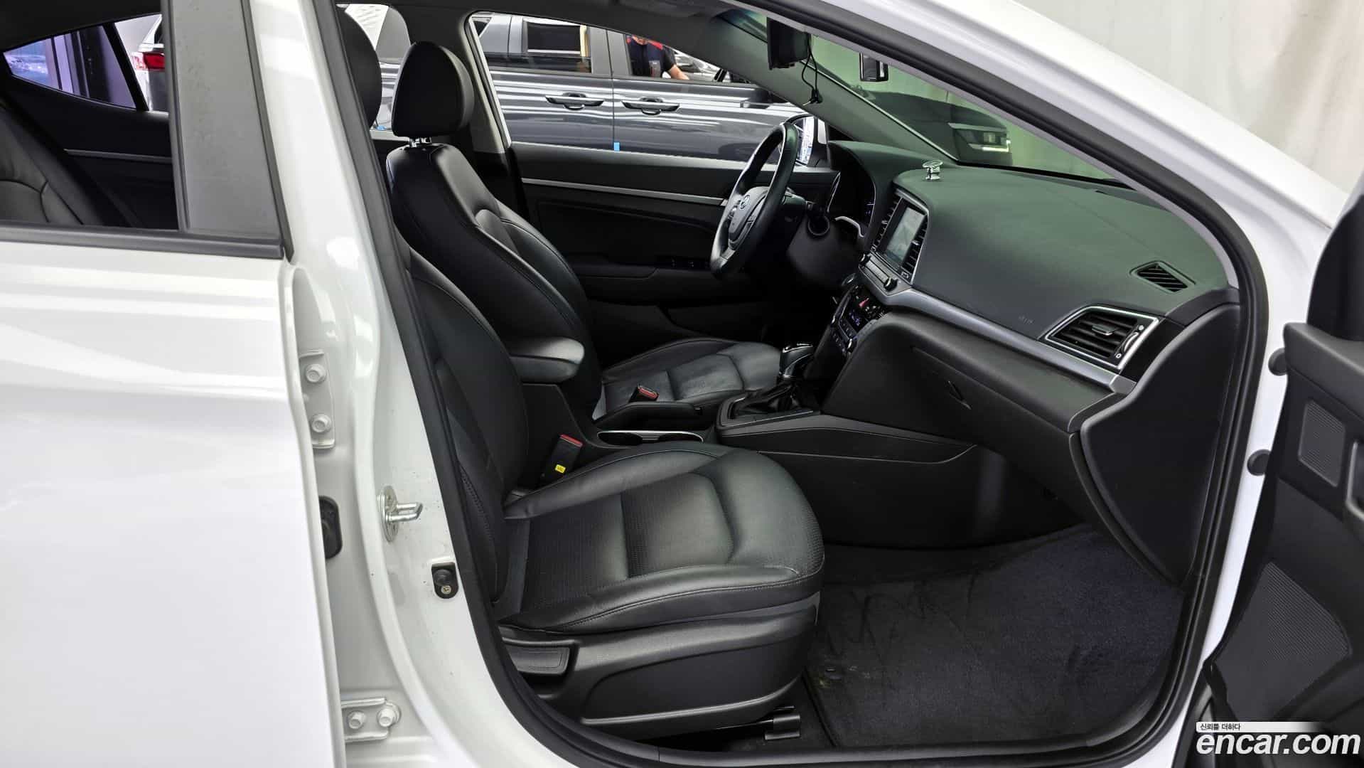 AVANTE Hyundai 2017.8-OPTION-015