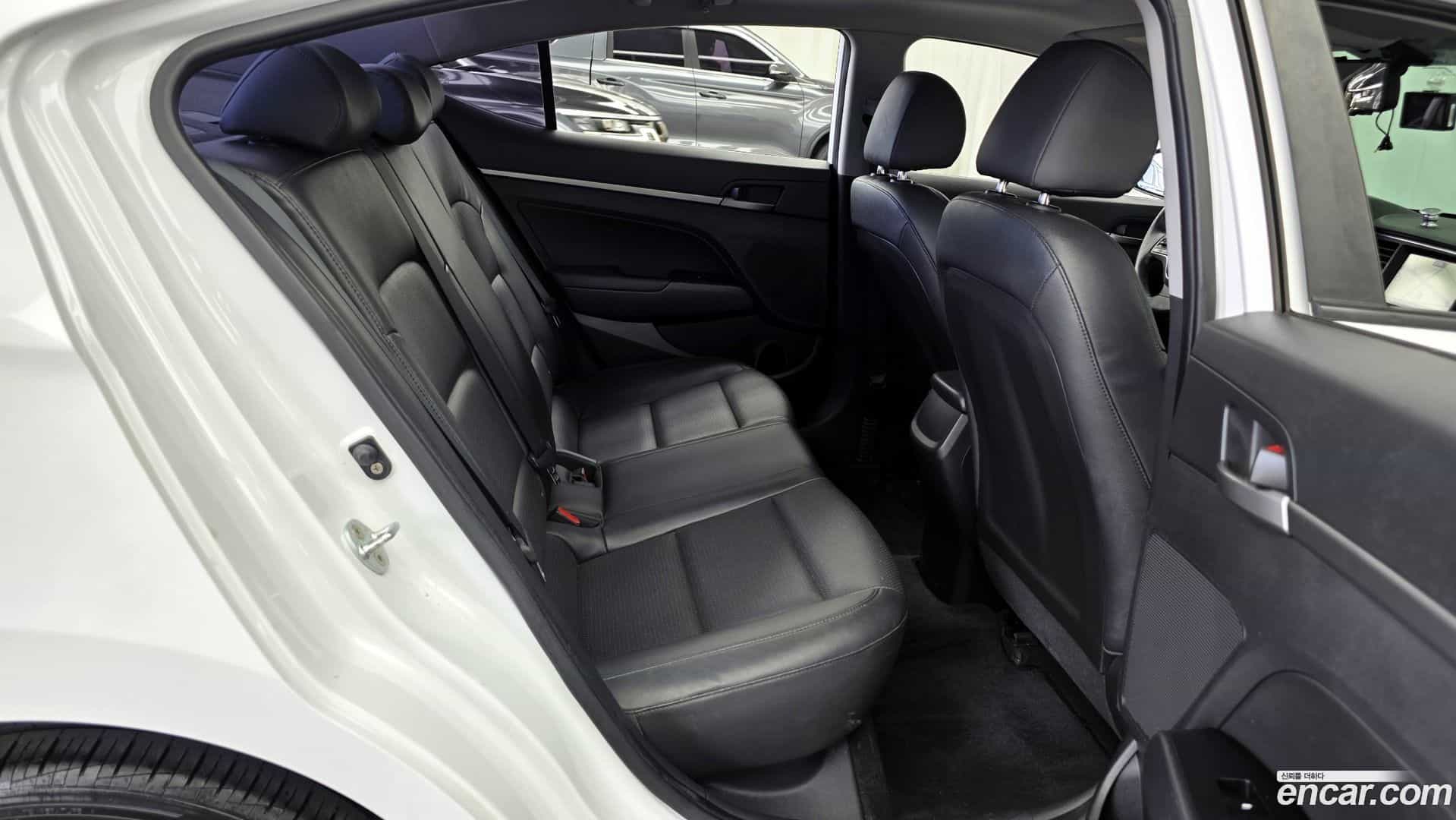 AVANTE Hyundai 2017.8-OPTION-016