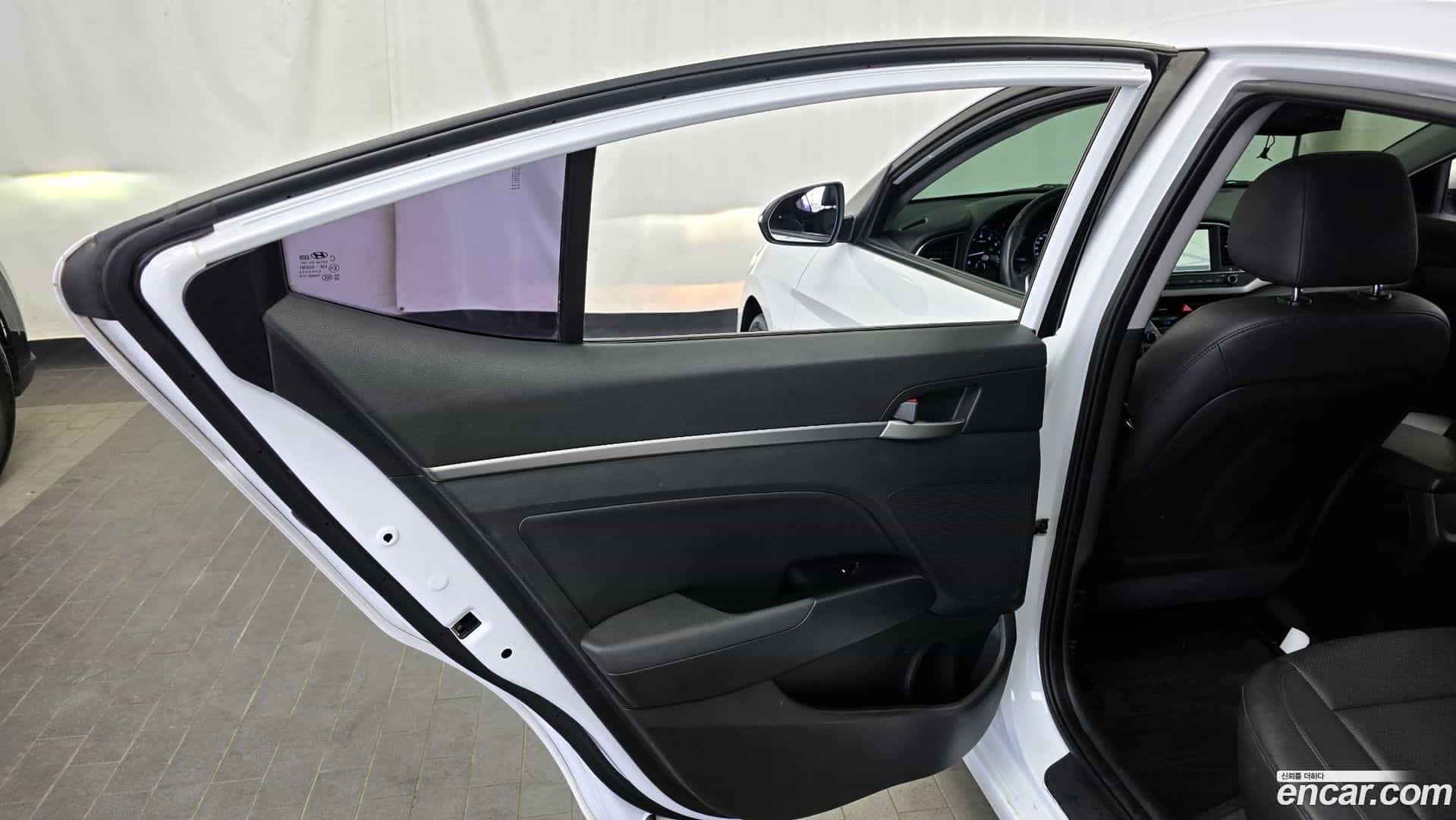 AVANTE Hyundai 2017.8-INNER-035