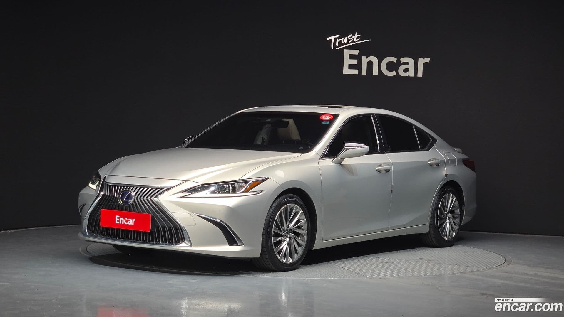 Main__Slider__Photo:ES Lexus 2019.3-0