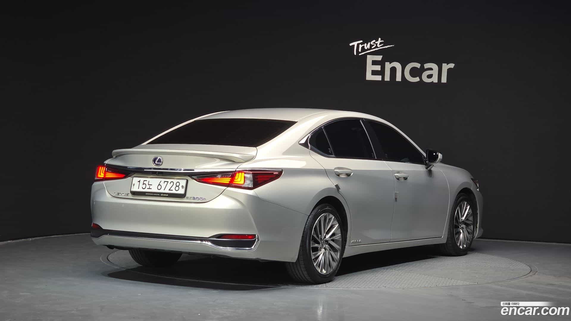 ES Lexus 2019.3-OUTER-002