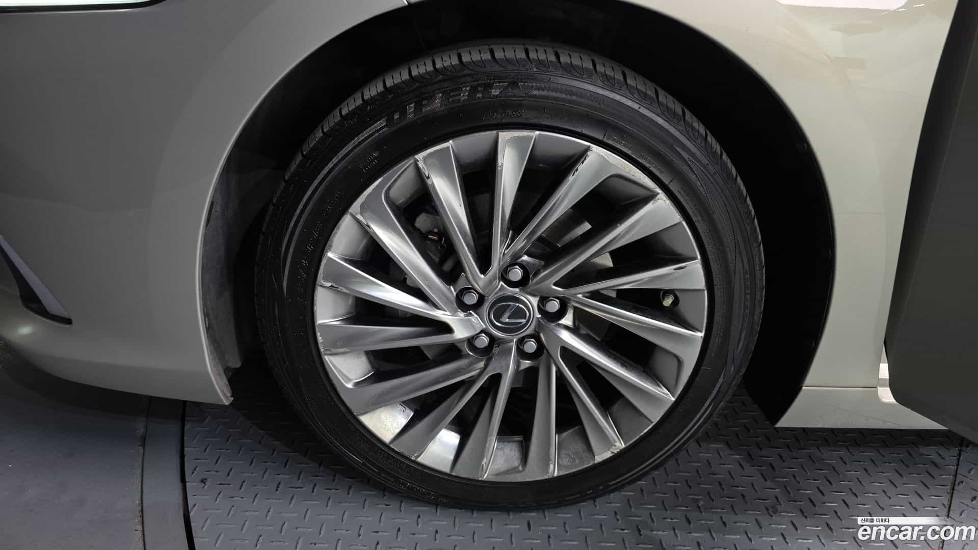 ES Lexus 2019.3-OUTER-005