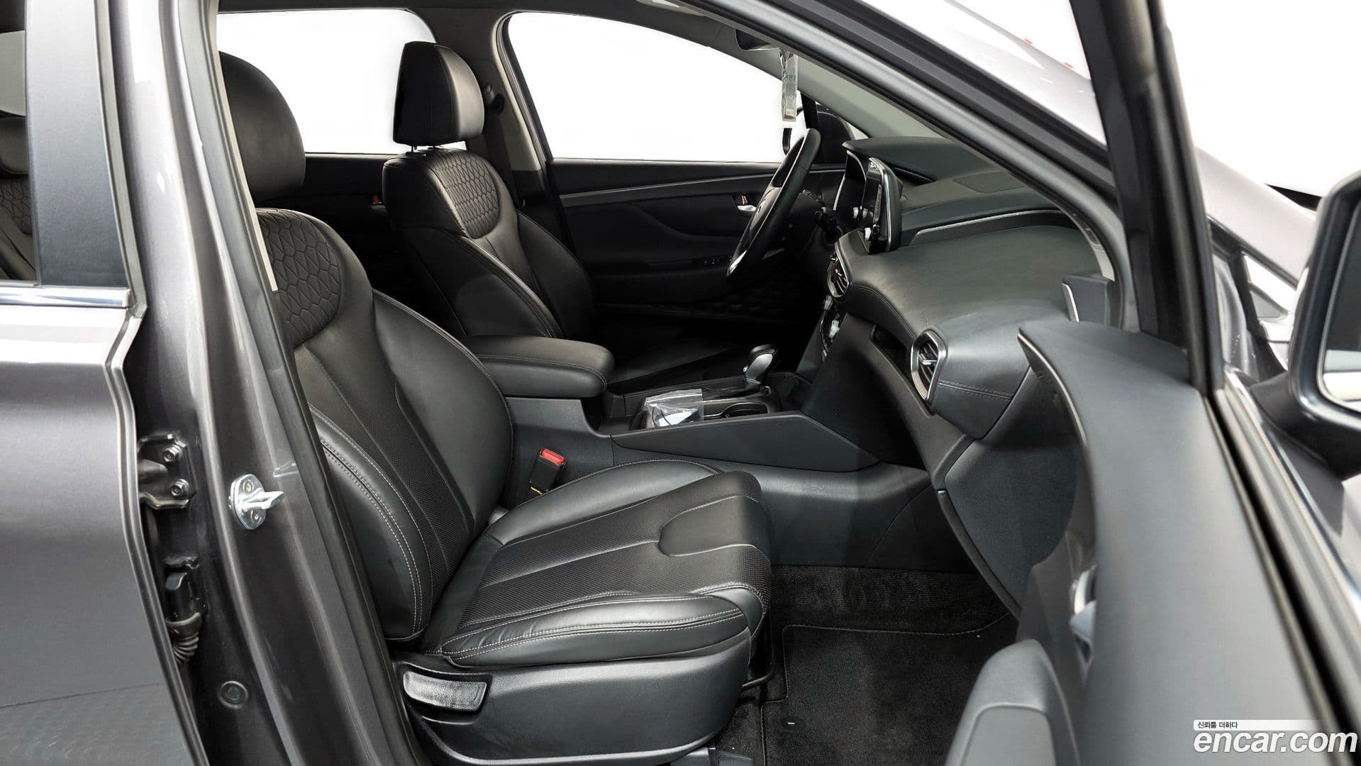 Main__Slider__Photo:Santafe Hyundai 2019.4-25