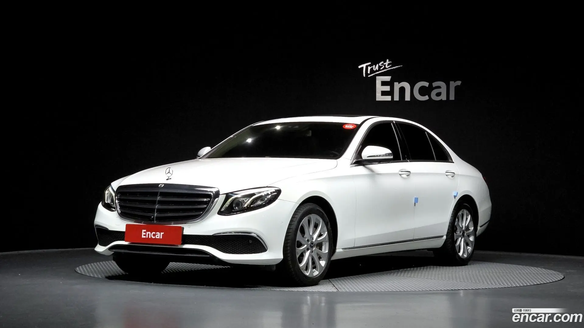 Main__Slider__Photo:E-Class Mercedes-Benz 2017.9-0