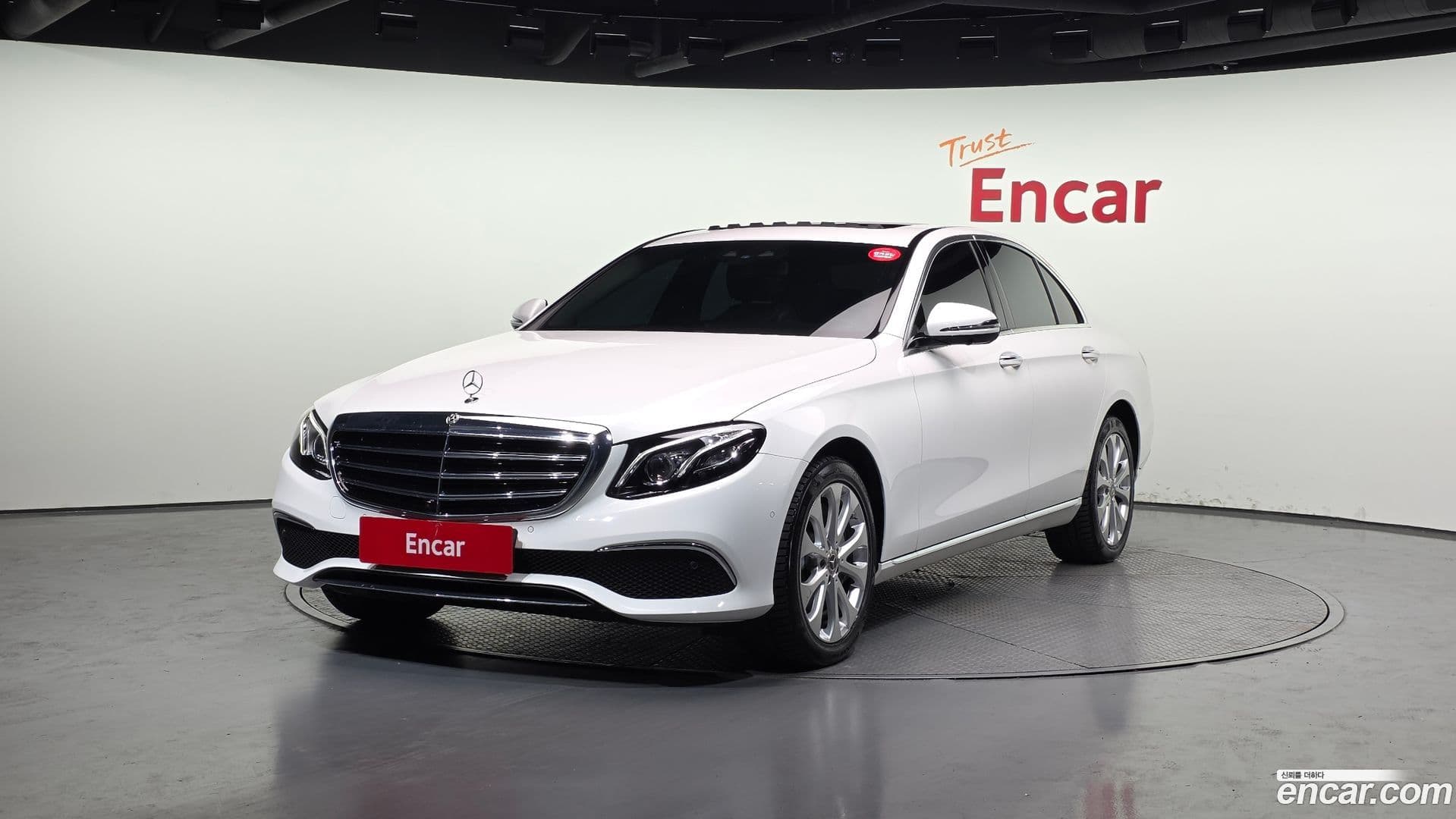 Main__Slider__Photo:E-Class Mercedes-Benz 2018.7-0