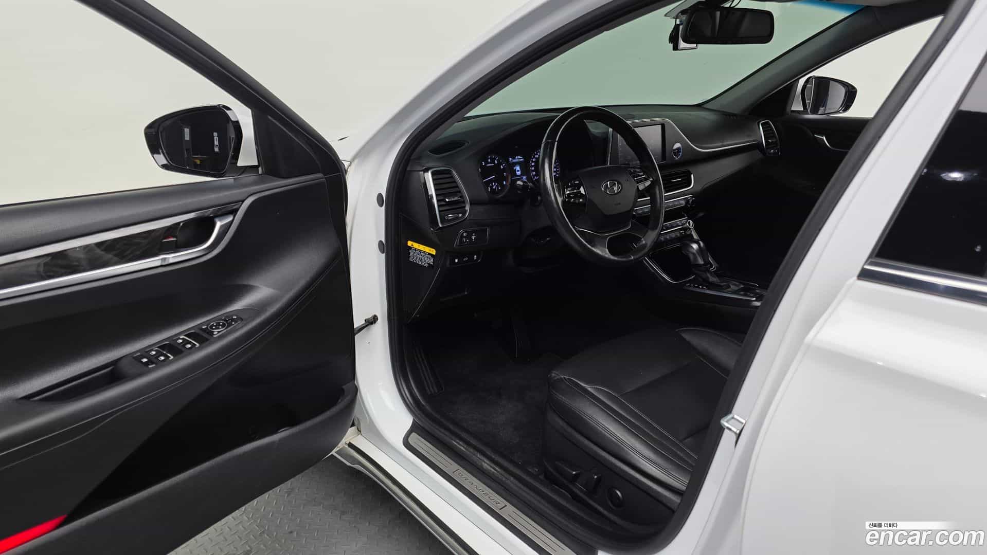 Grandeur Hyundai 2017.1-INNER-010