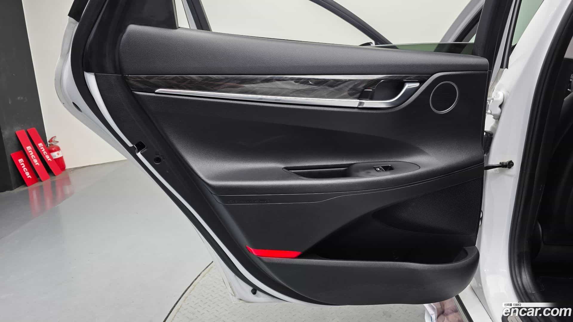 Grandeur Hyundai 2017.1-INNER-035