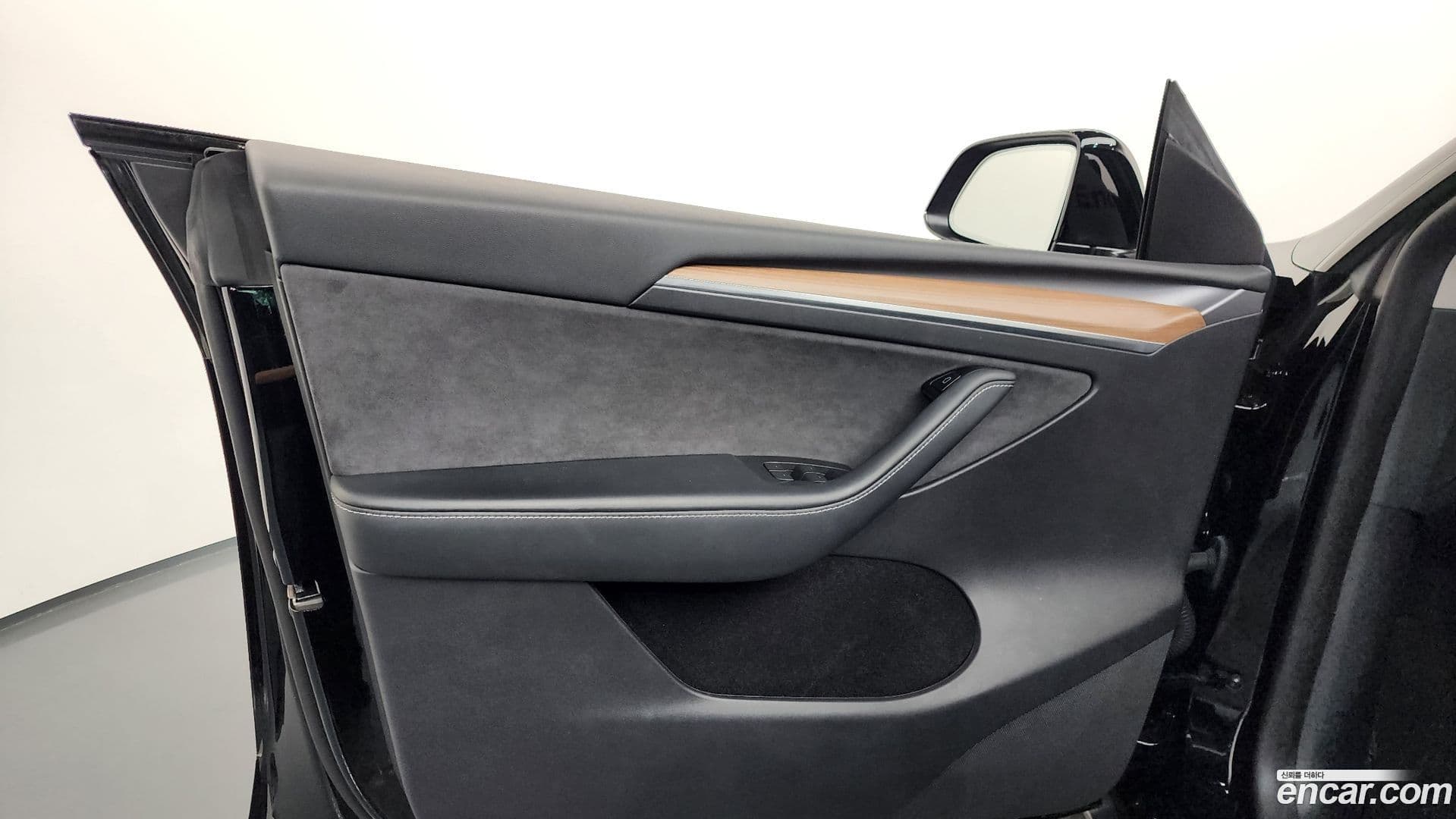 Main__Slider__Photo:Model Y Tesla 2023.10-23