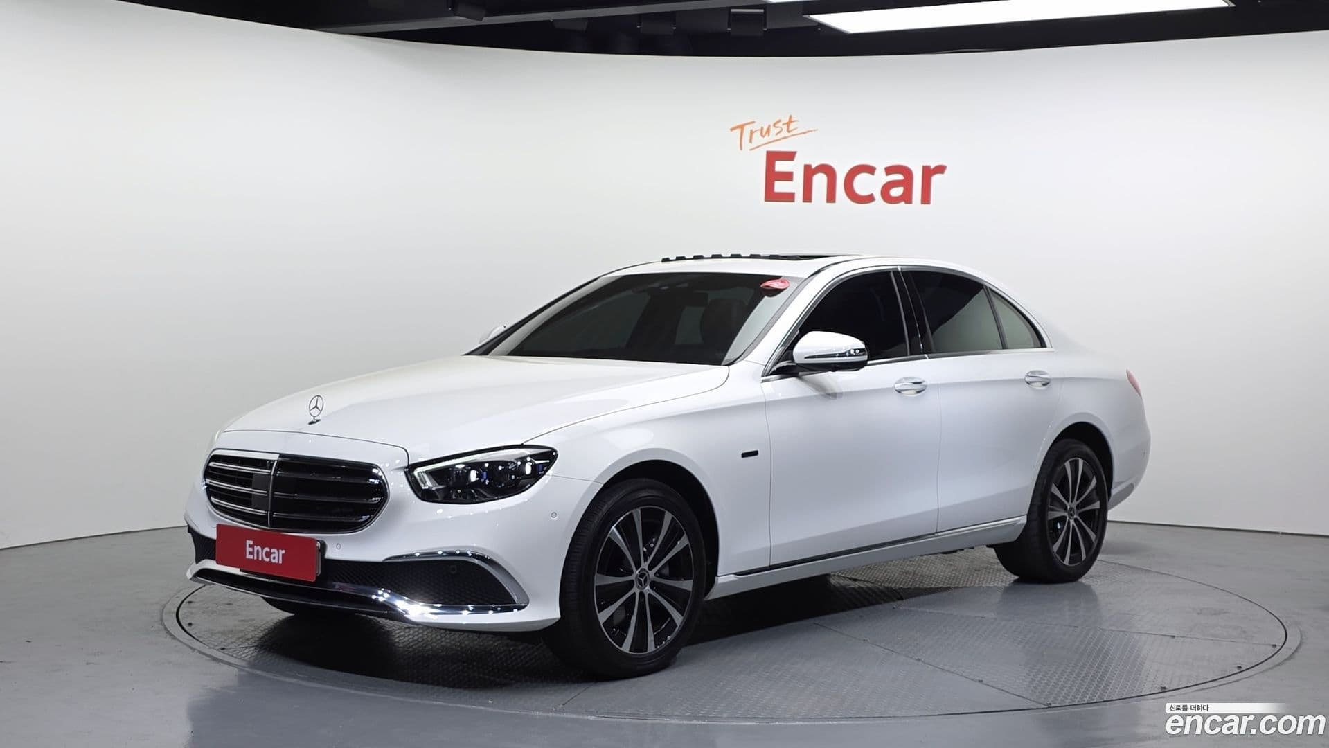 Main__Slider__Photo:E-Class Mercedes-Benz 2021.1-0