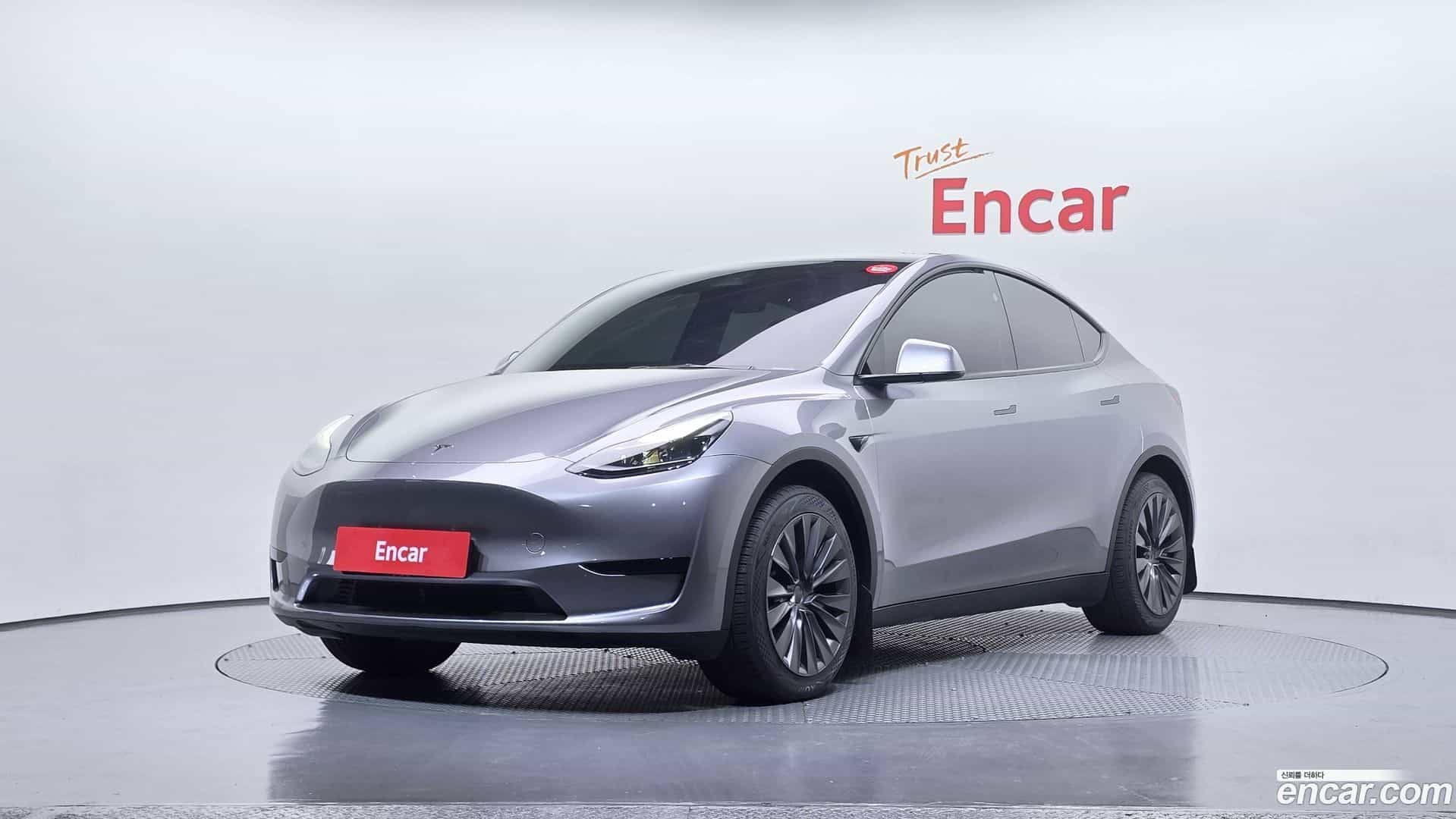 Model Y Tesla 2025.1-OUTER-001