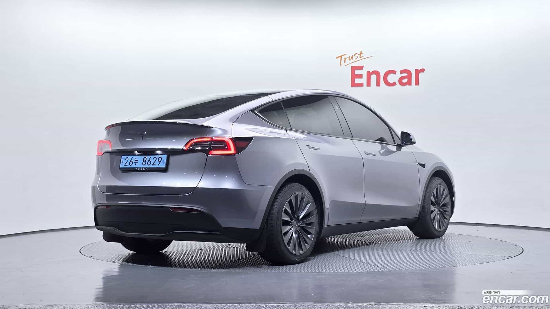 Model Y Tesla 2025.1-OUTER-002