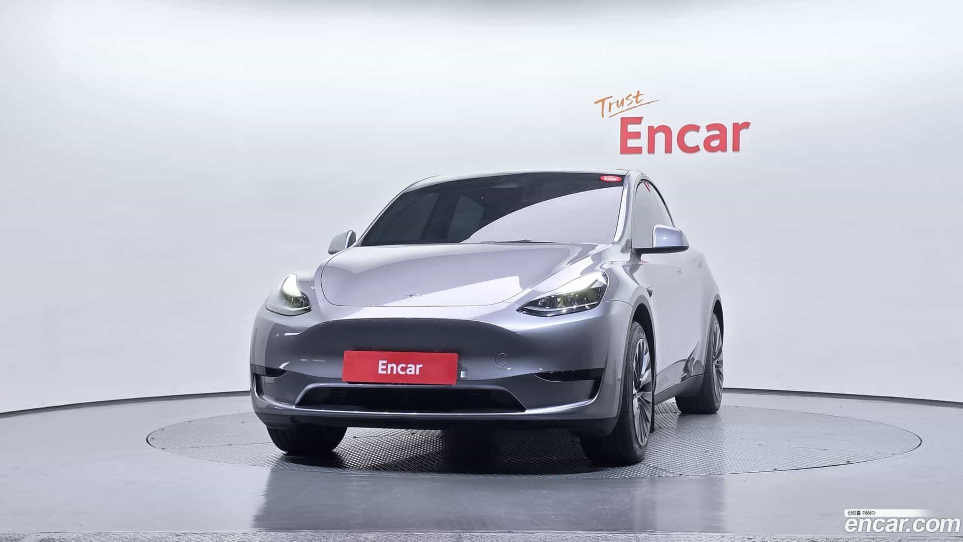 Model Y Tesla 2025.1-OUTER-003