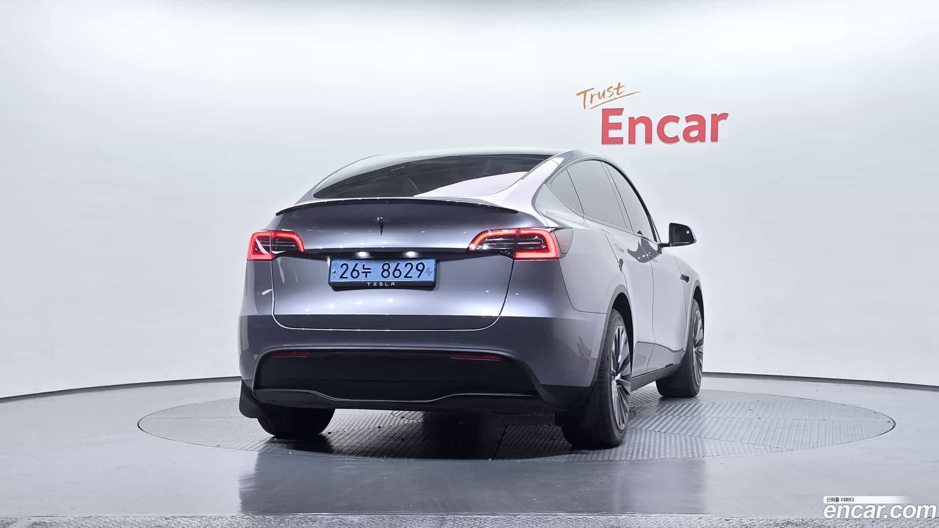 Model Y Tesla 2025.1-OUTER-004