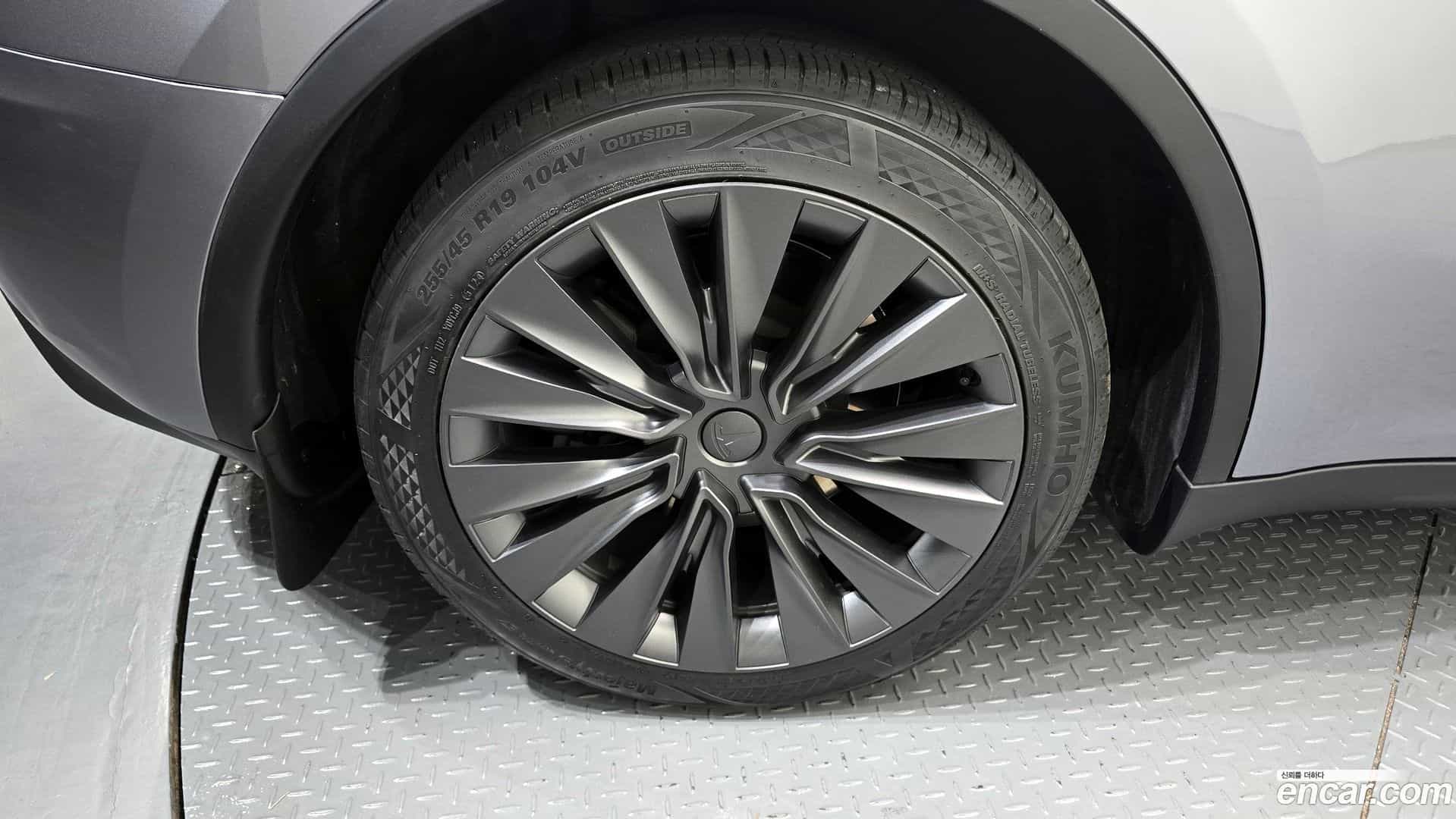 Model Y Tesla 2025.1-OUTER-005