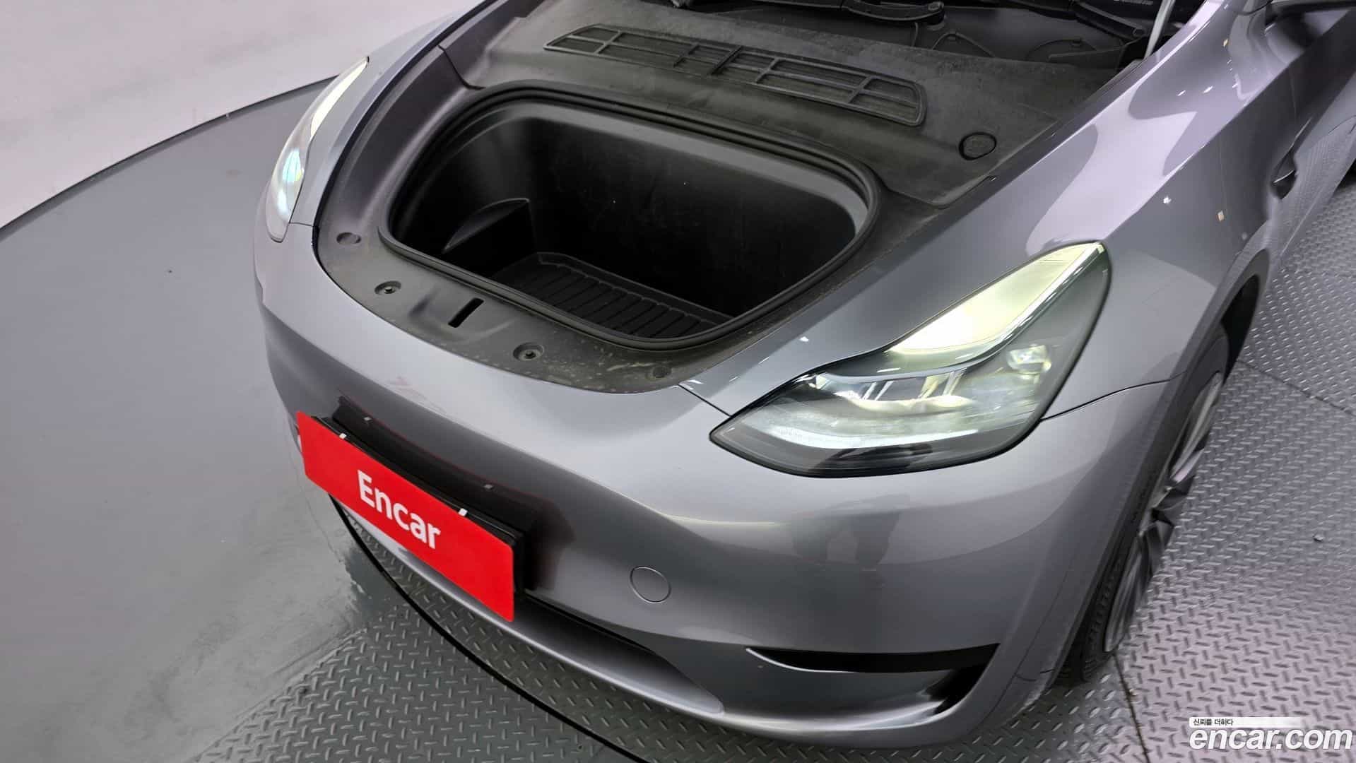 Model Y Tesla 2025.1-OUTER-006